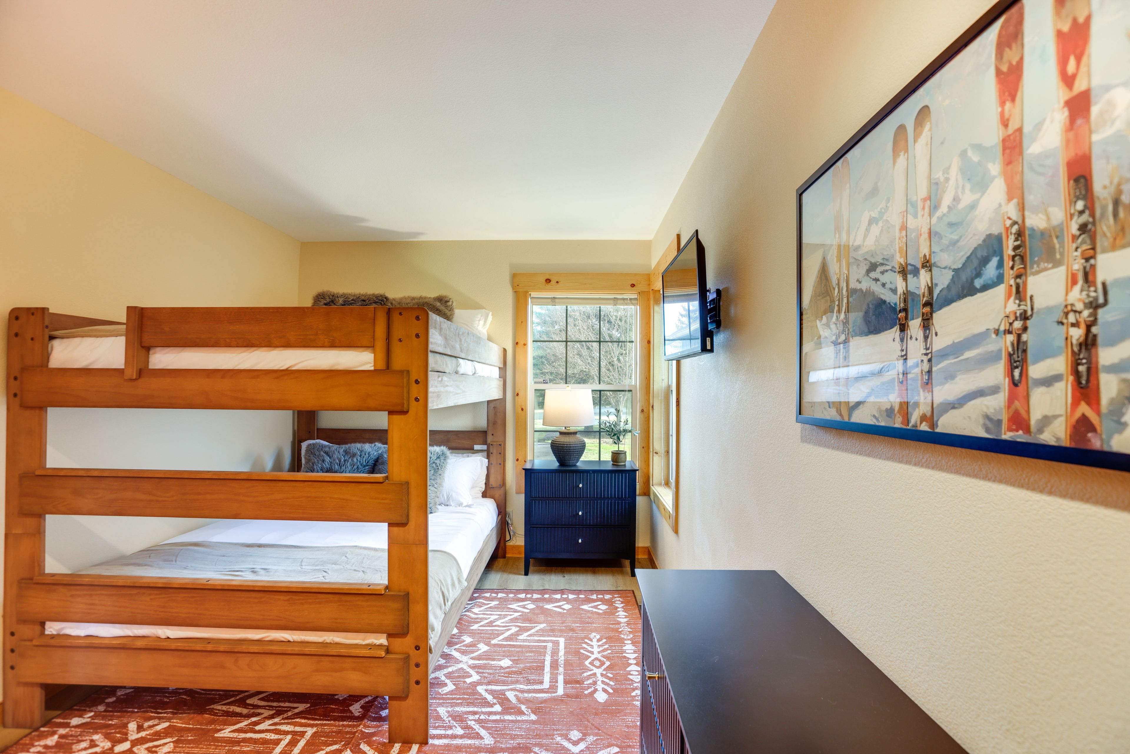 Bedroom 2 | Queen Bunk Bed | 1st Floor