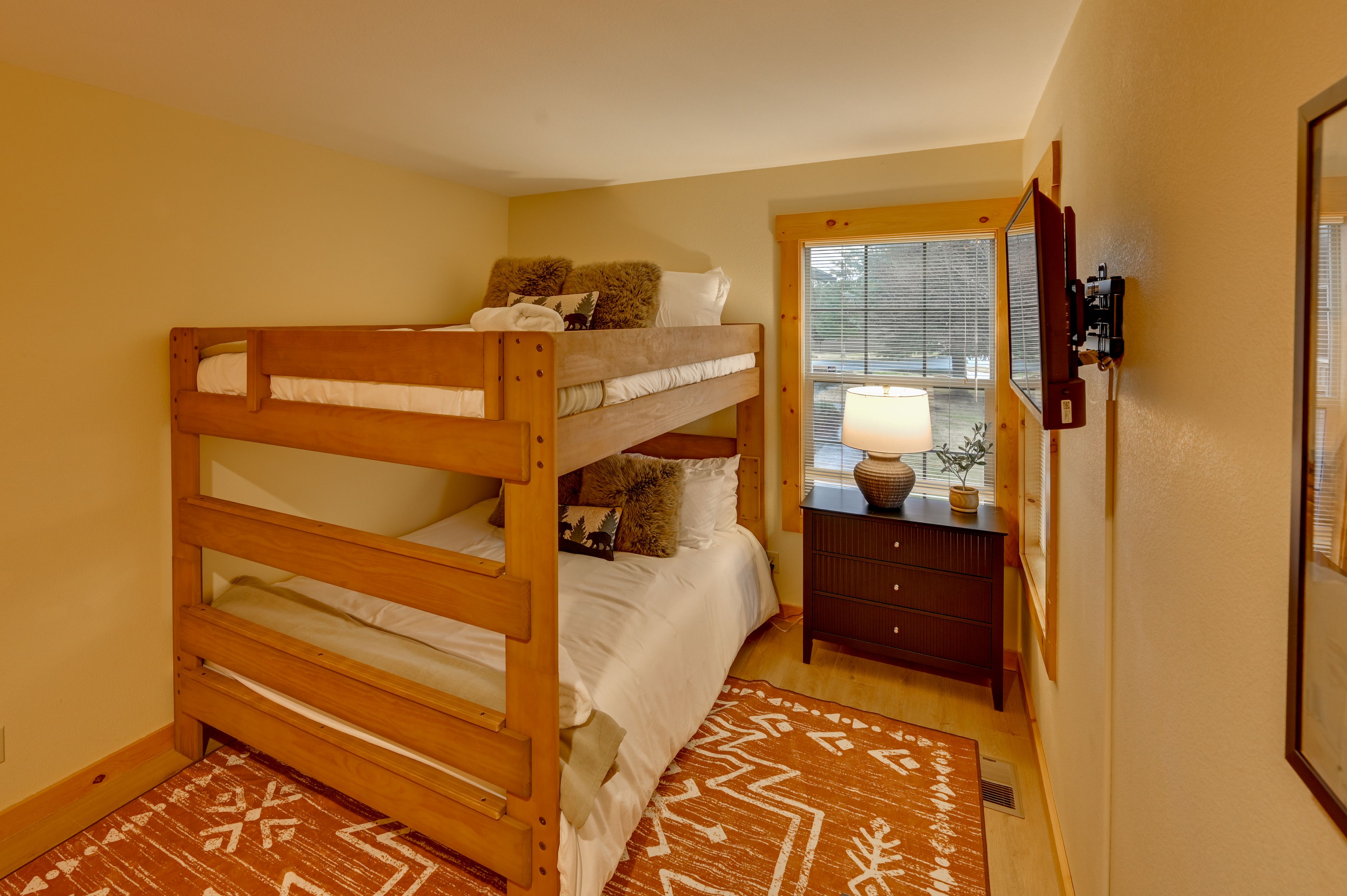 Bedroom 2 | Queen Bunk Bed | 1st Floor