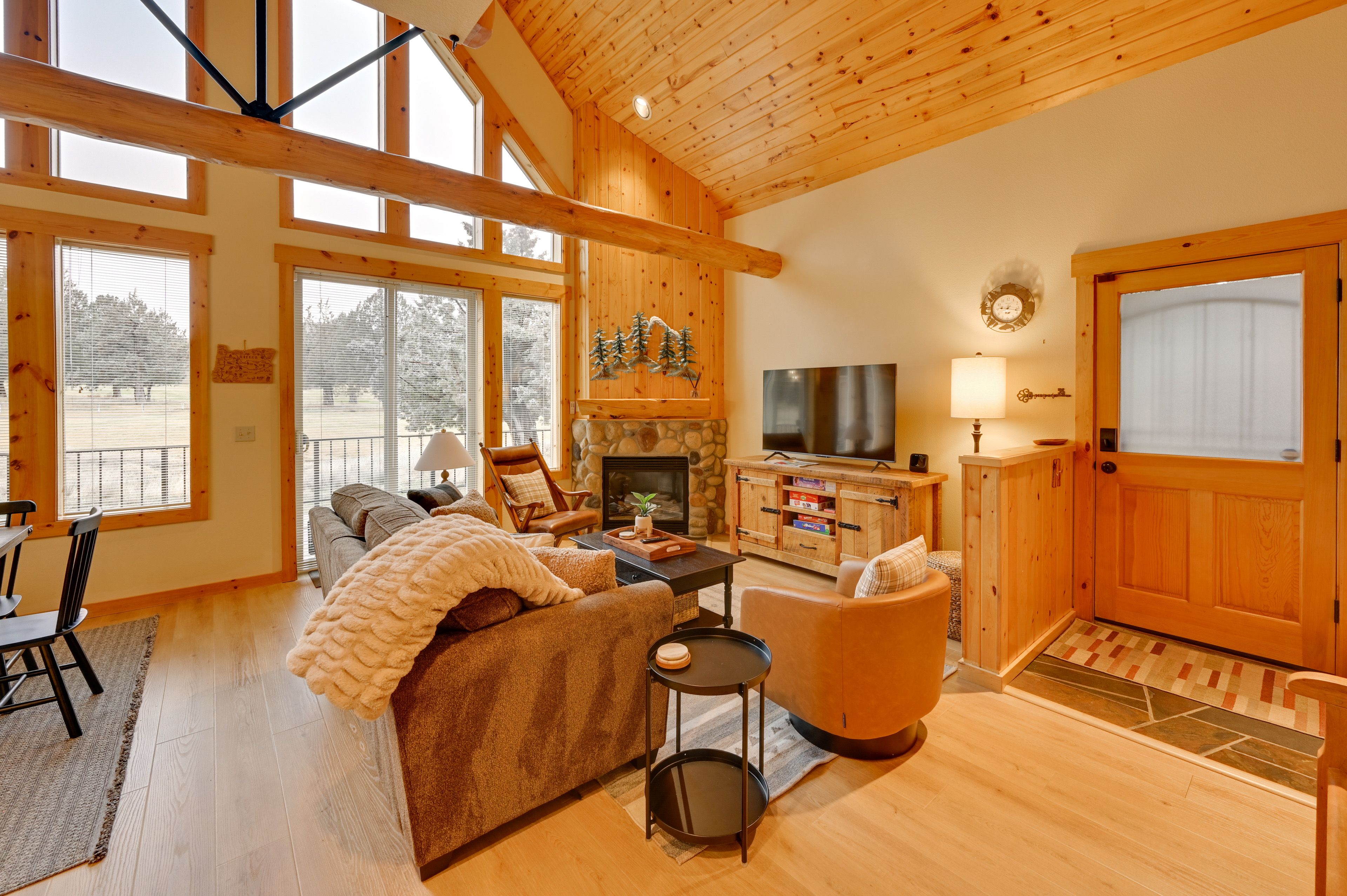 Living Room | 1st Floor | Smart TV | Free WiFi