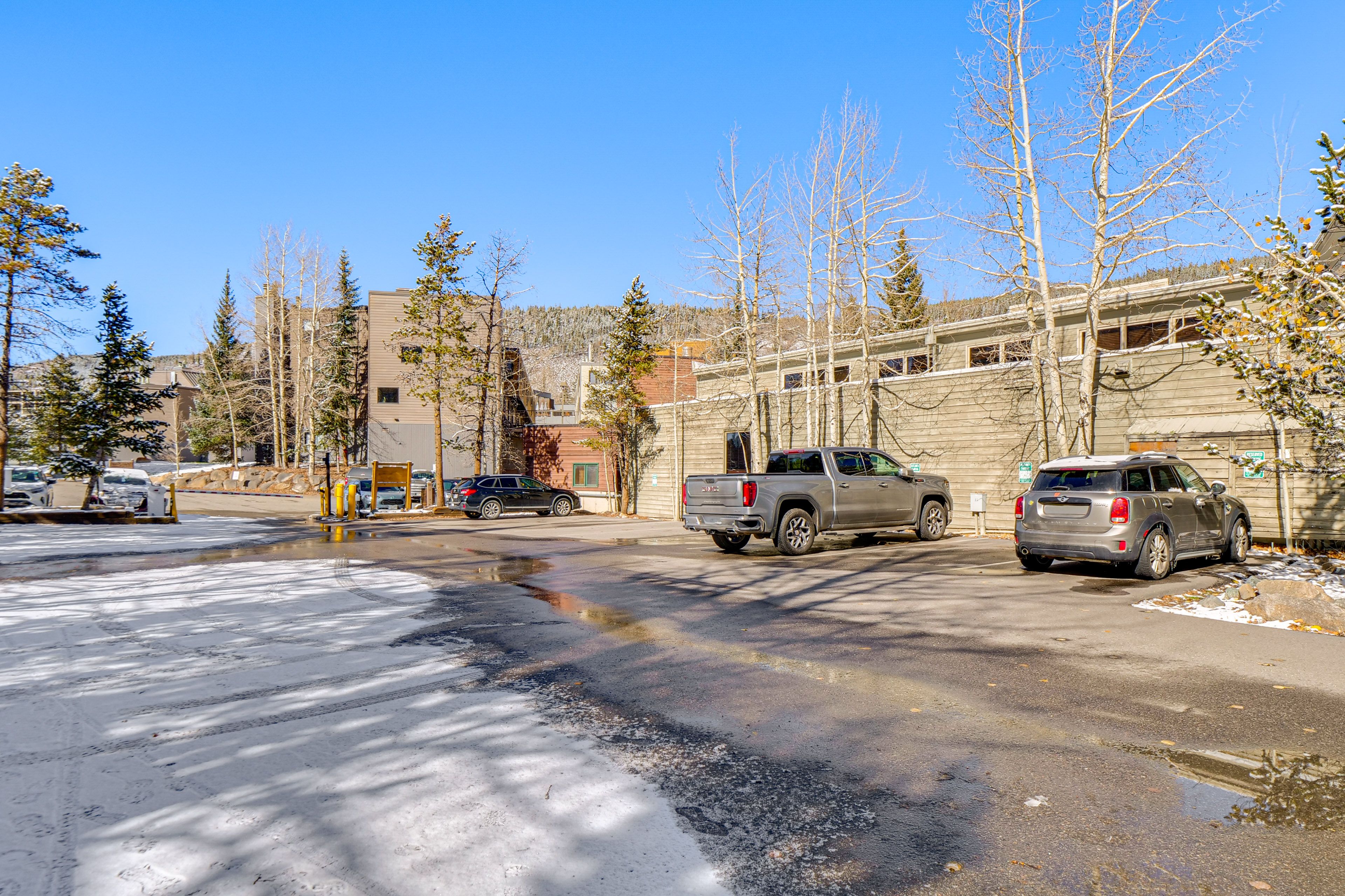 Parking | Community Lot (1 Vehicle) | Addt'l Parking Available