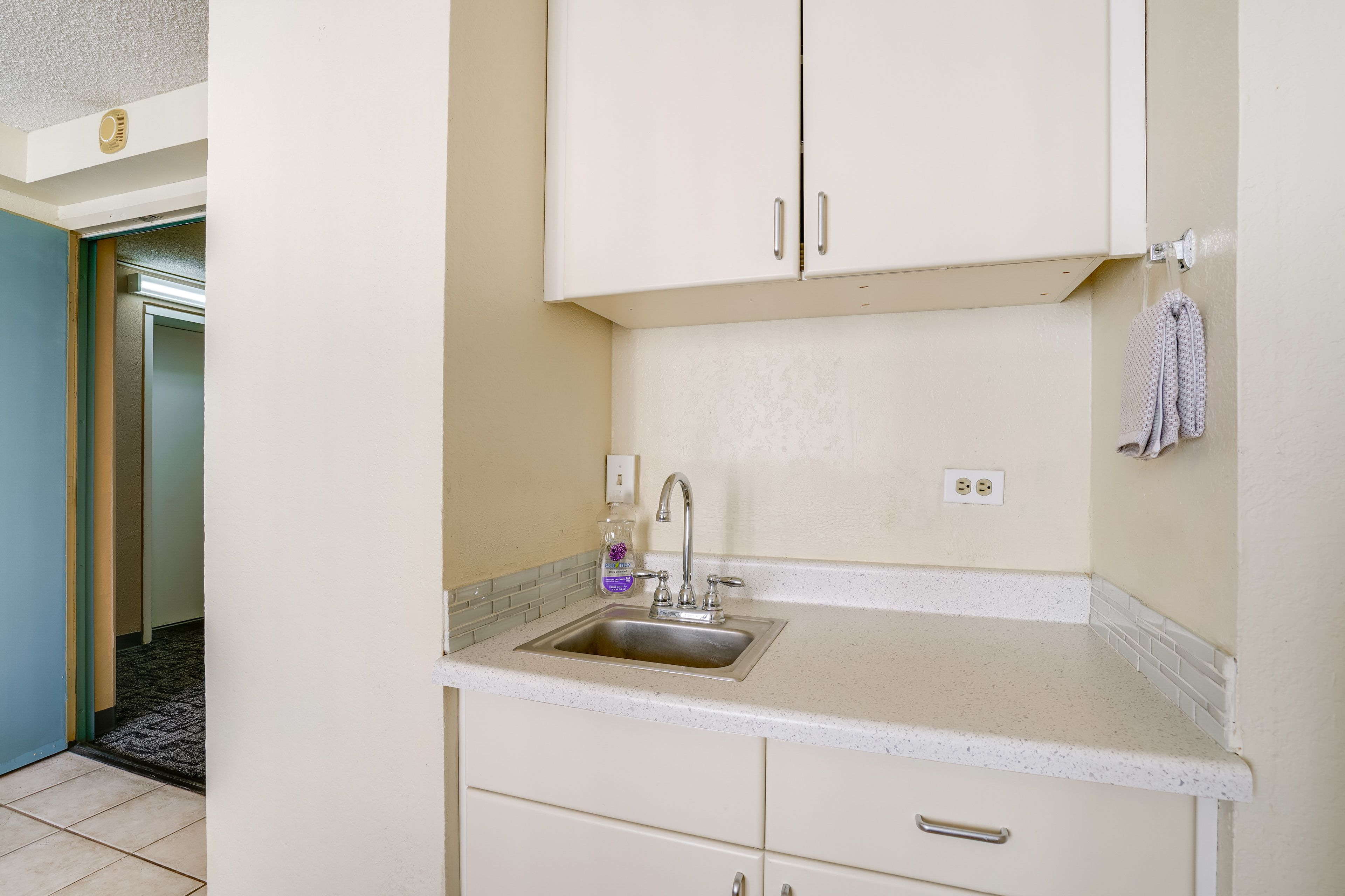 Kitchenette | Refrigerator | Hot Plate | Microwave | French Press