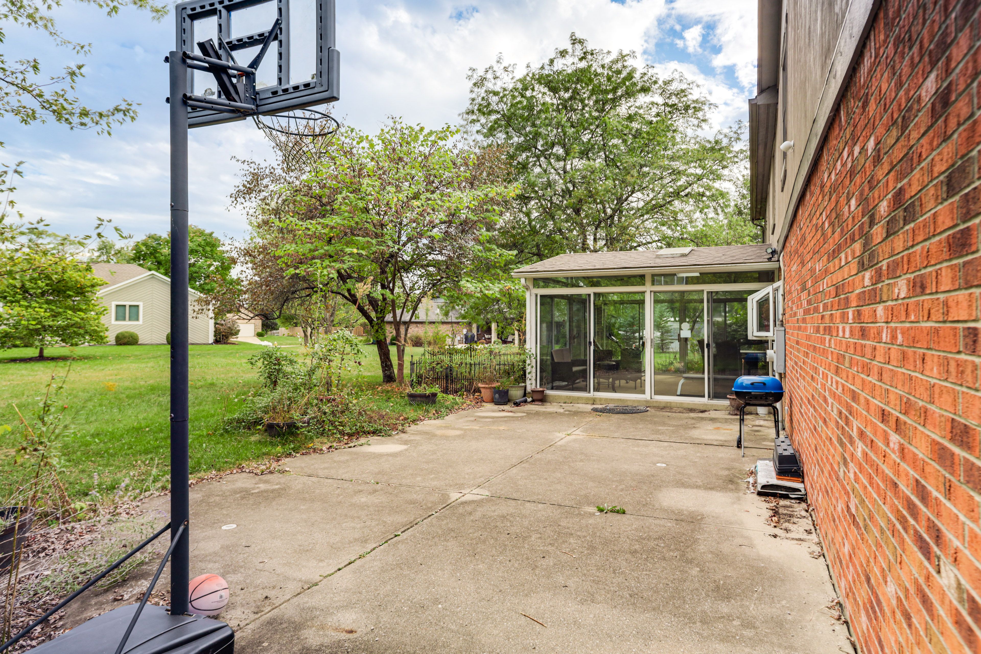 Basketbal Hoop | Charcoal Grill | Spacious Yard