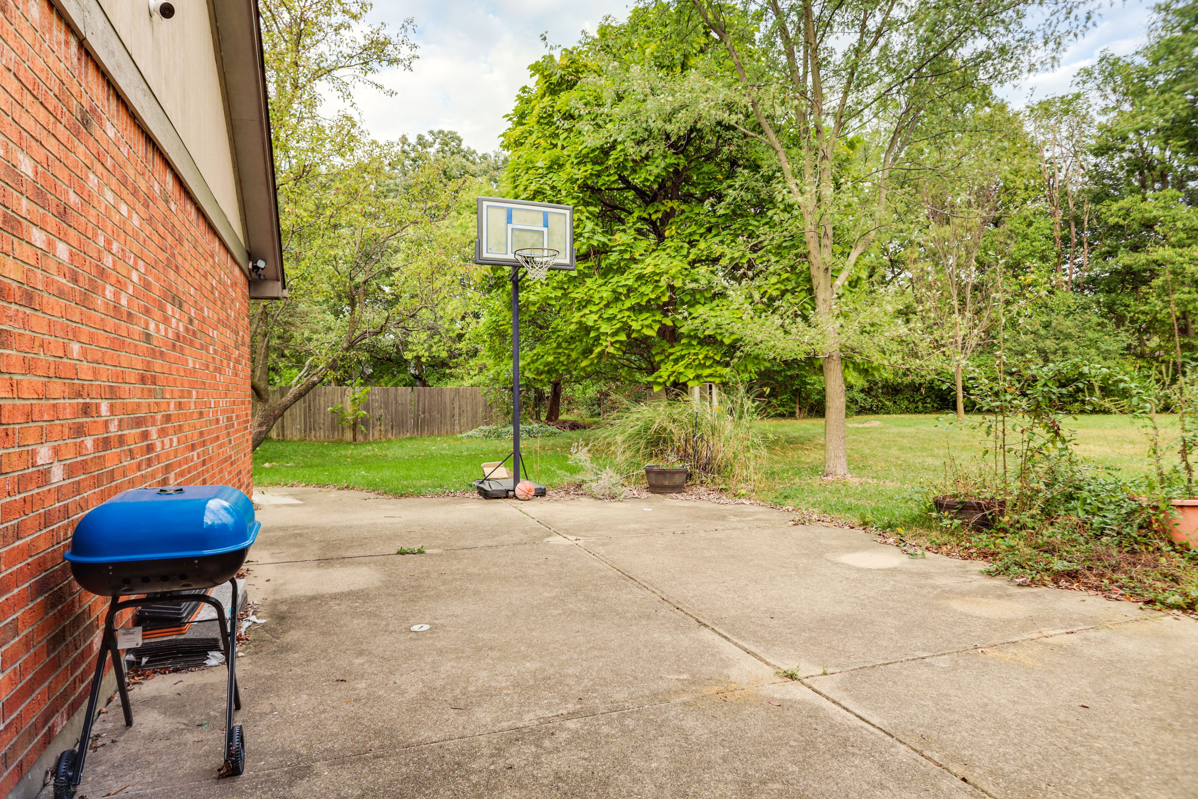 Spacious Yard | Basketball Hoop | Charcoal Grill