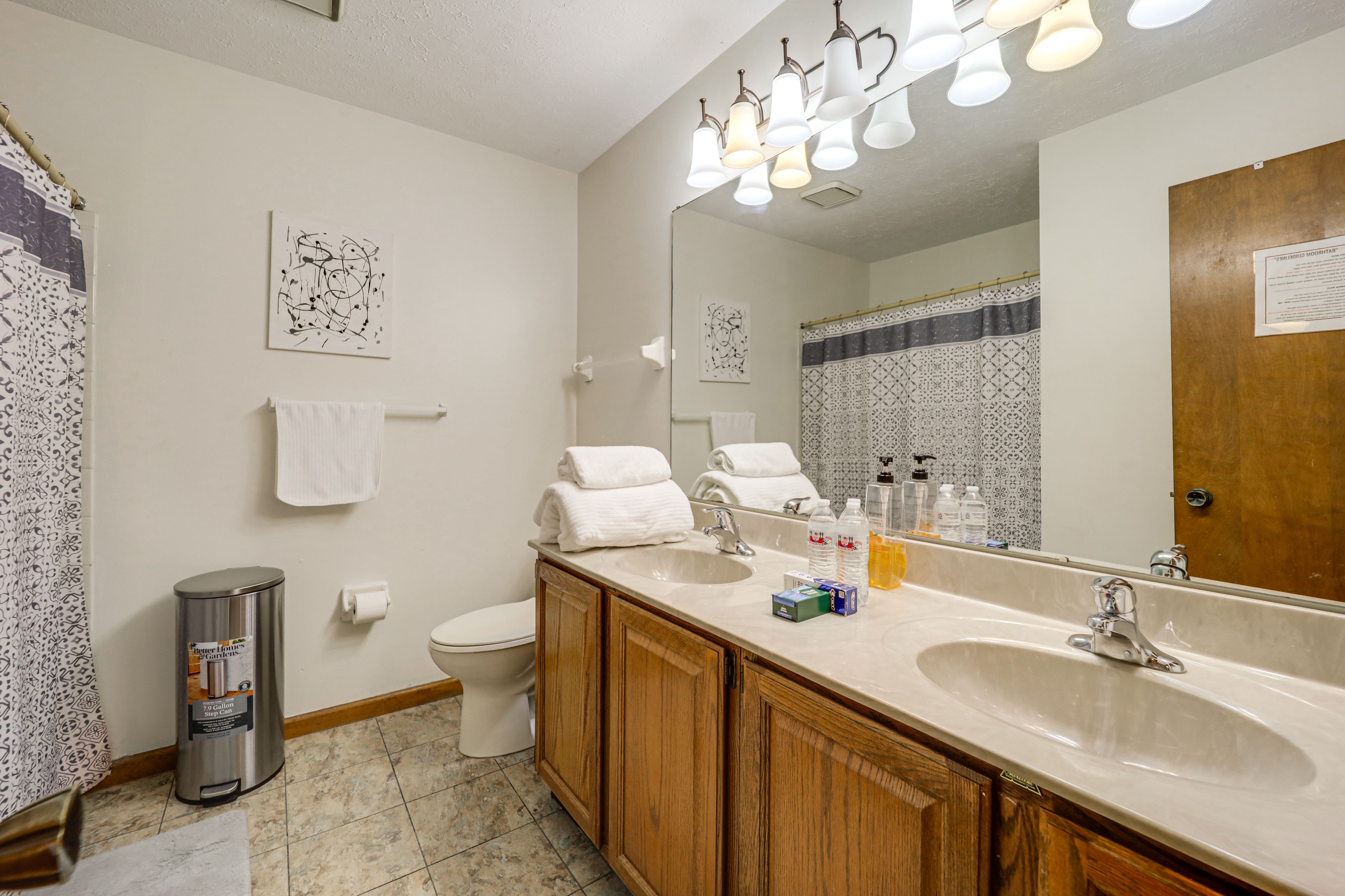 Full Bathroom | 1st Floor | Towels Provided