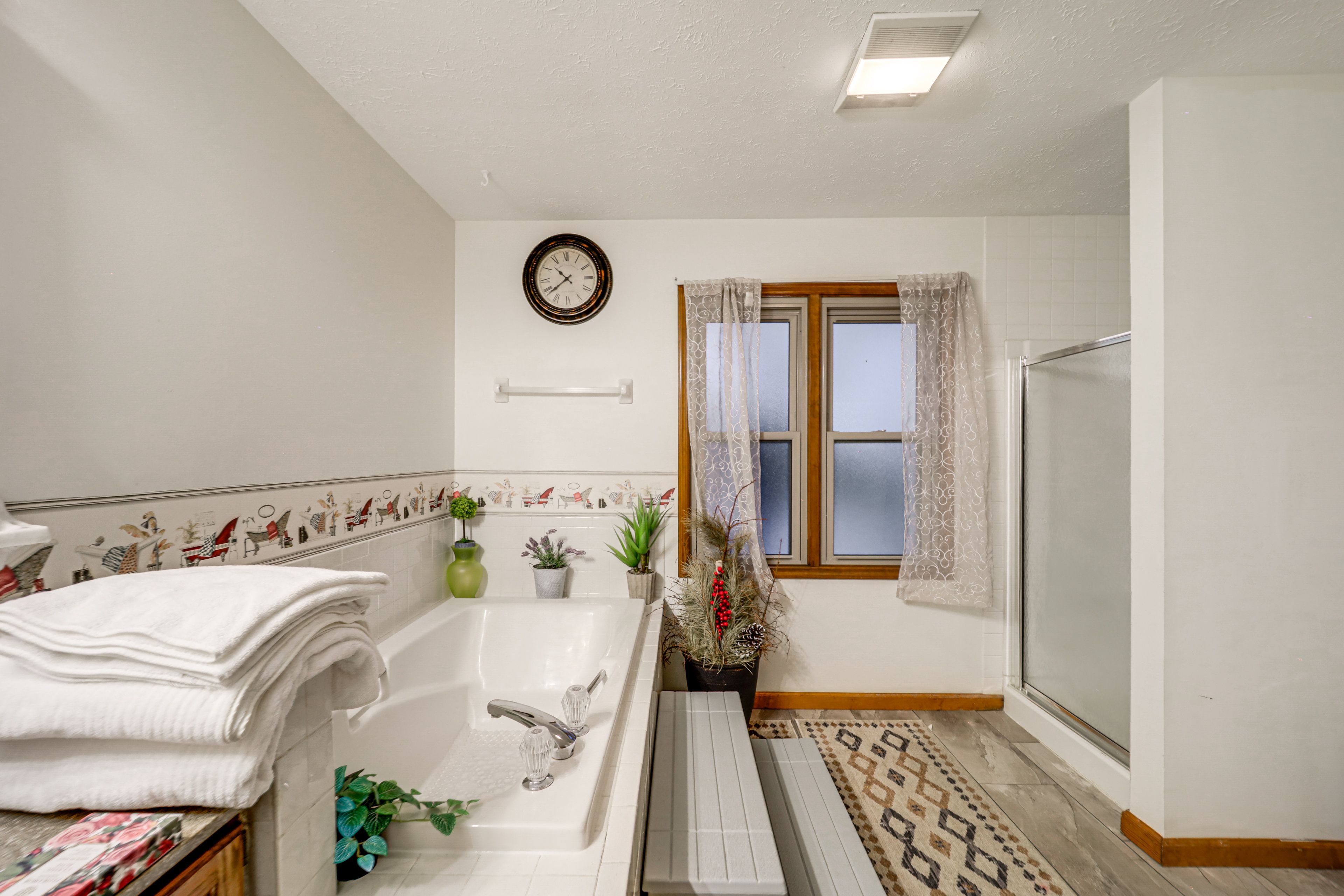 Full Bathroom | 1st Floor | Complimentary Toiletries