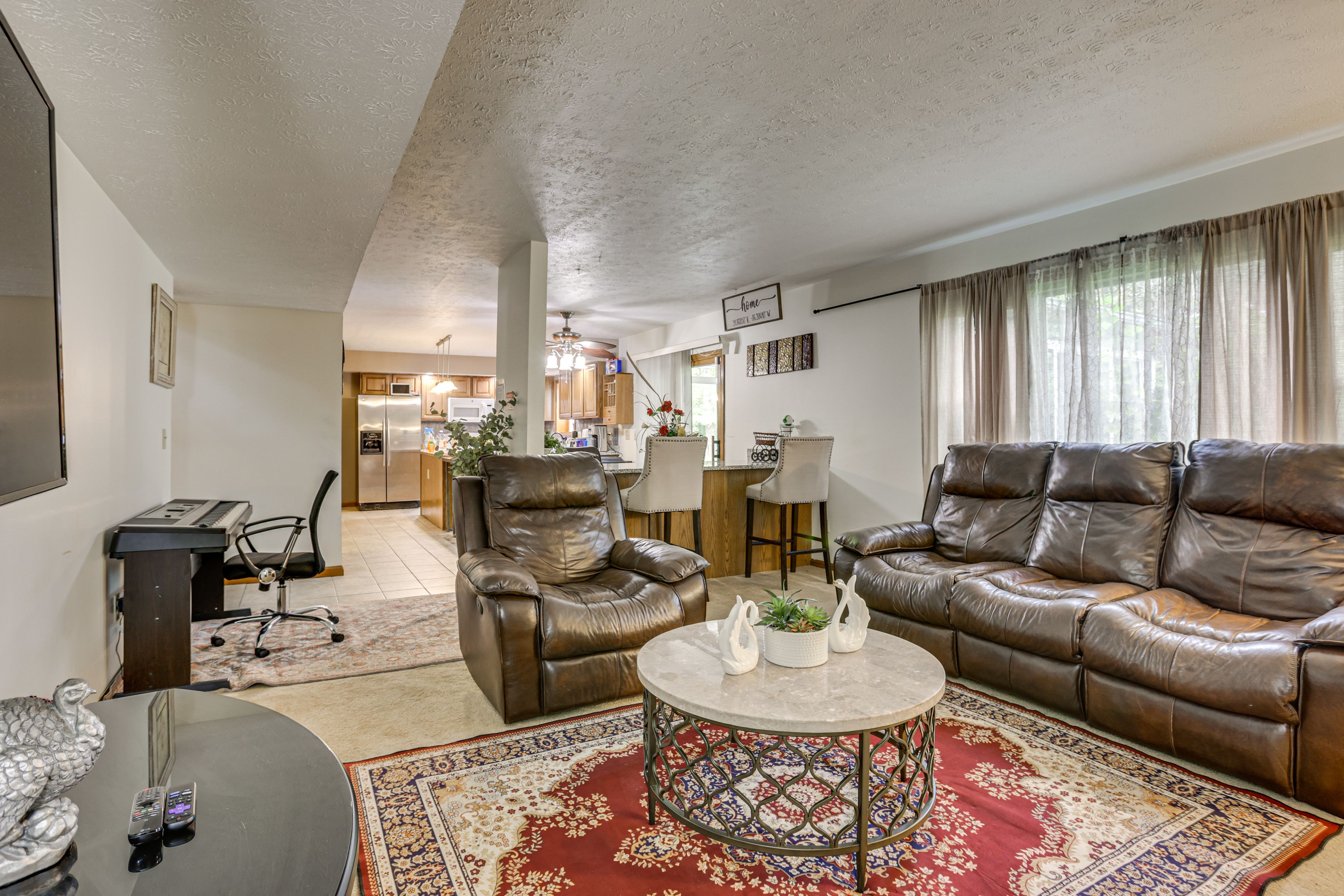 Living Room | 1st Floor | Twin Sleeper Sofa | Smart TV | Fireplace