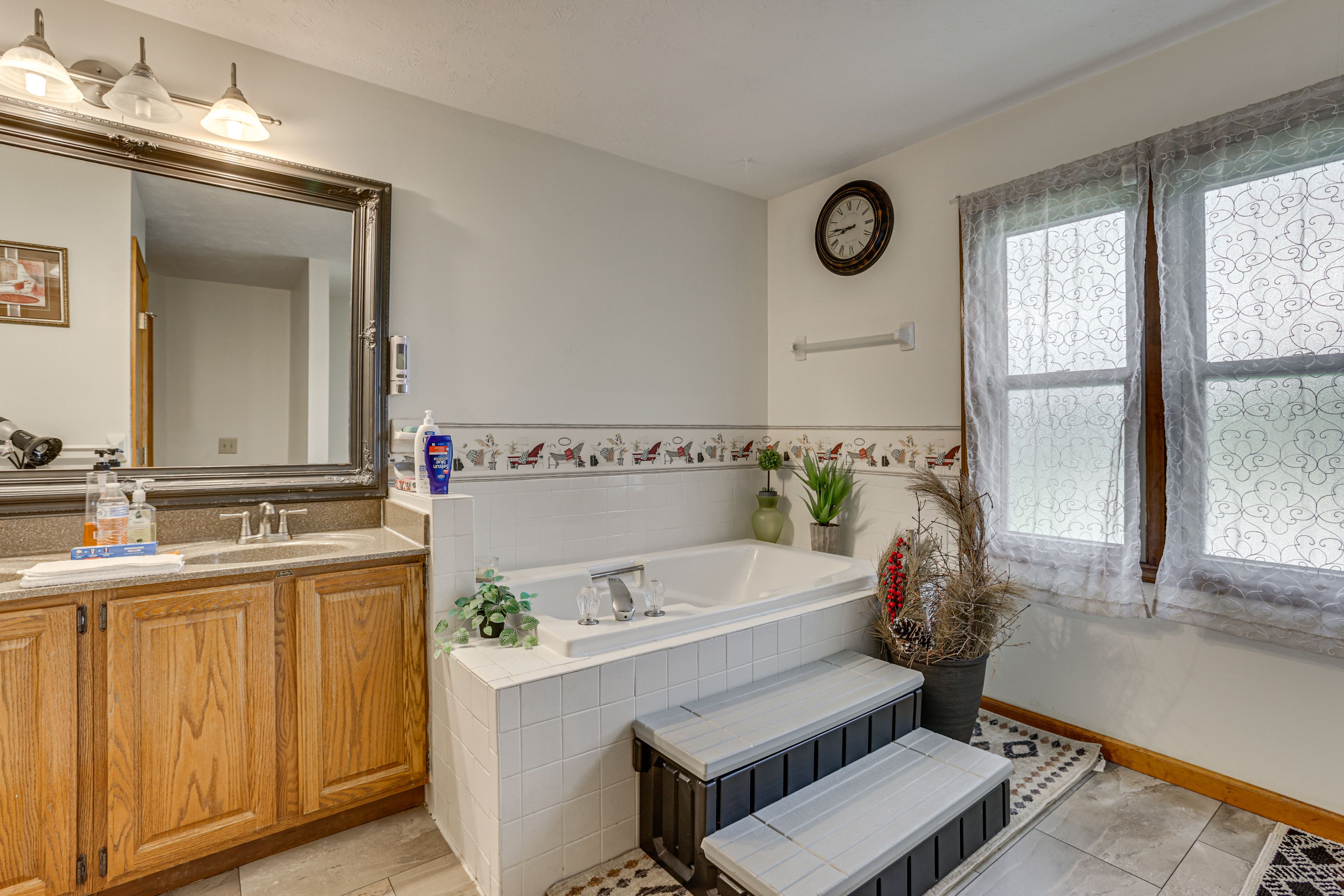 Full Bathroom | 1st Floor | Complimentary Toiletries