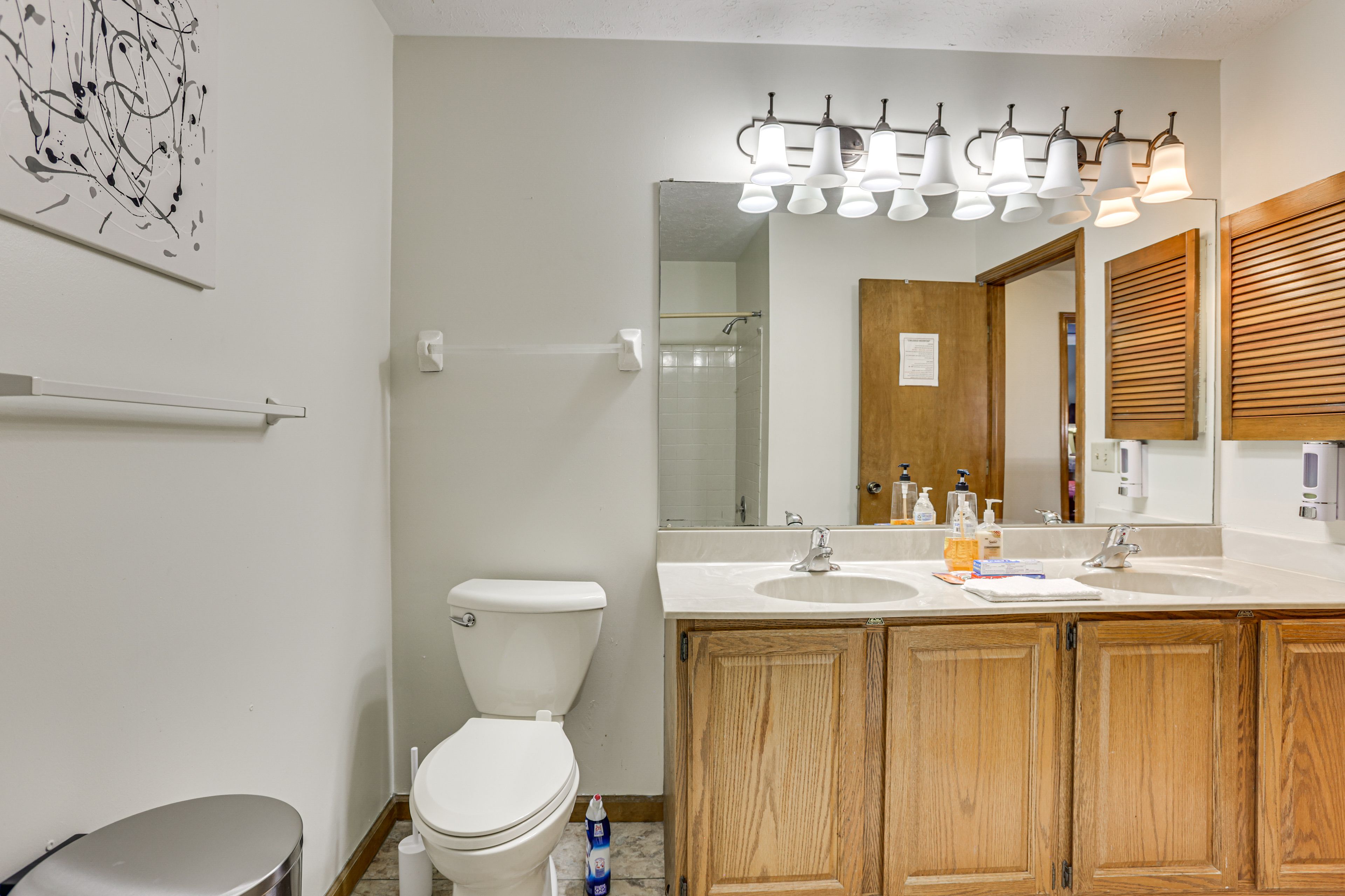 Full Bathroom | 1st Floor | Towels Provided