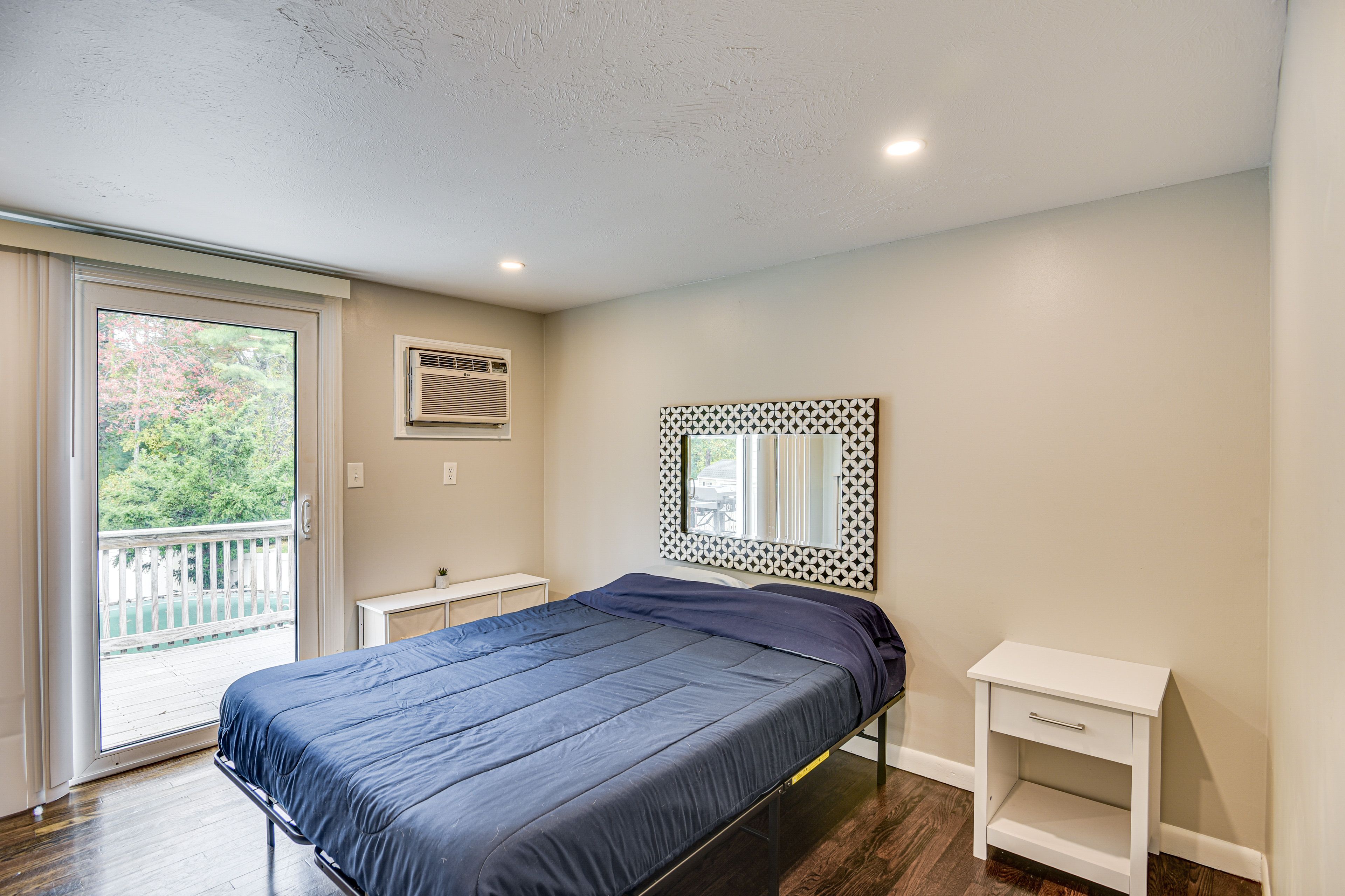 Bedroom 1 | Queen Bed