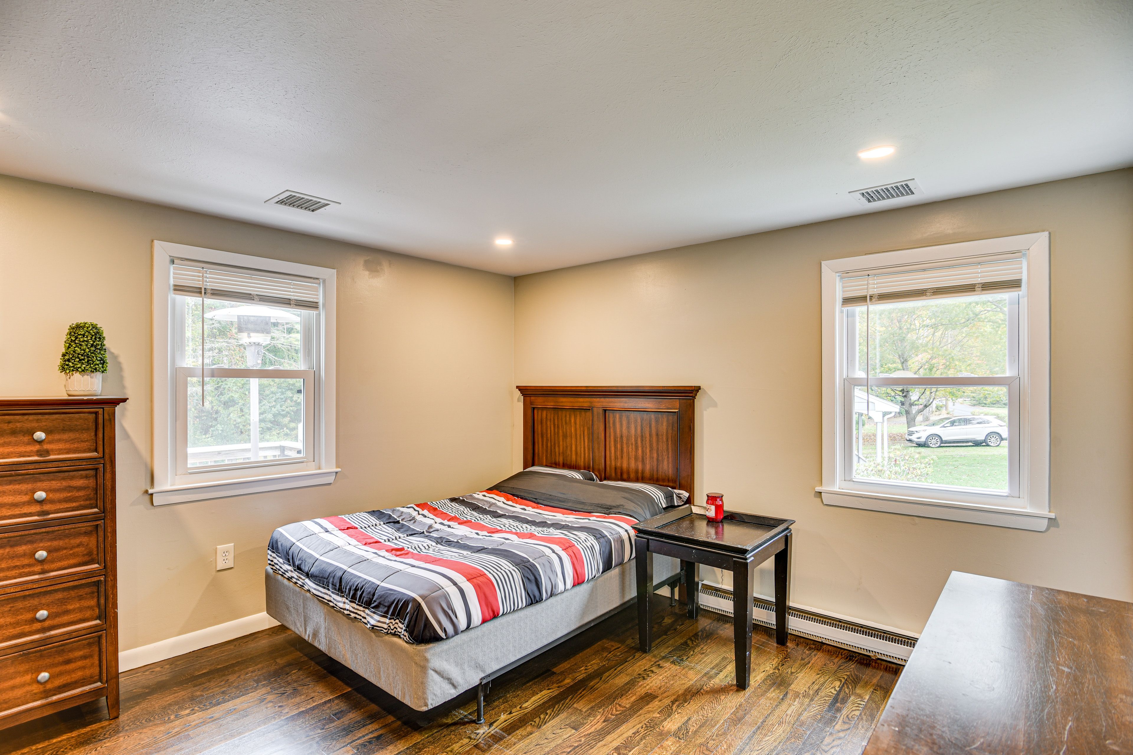 Bedroom 3 | Queen Bed