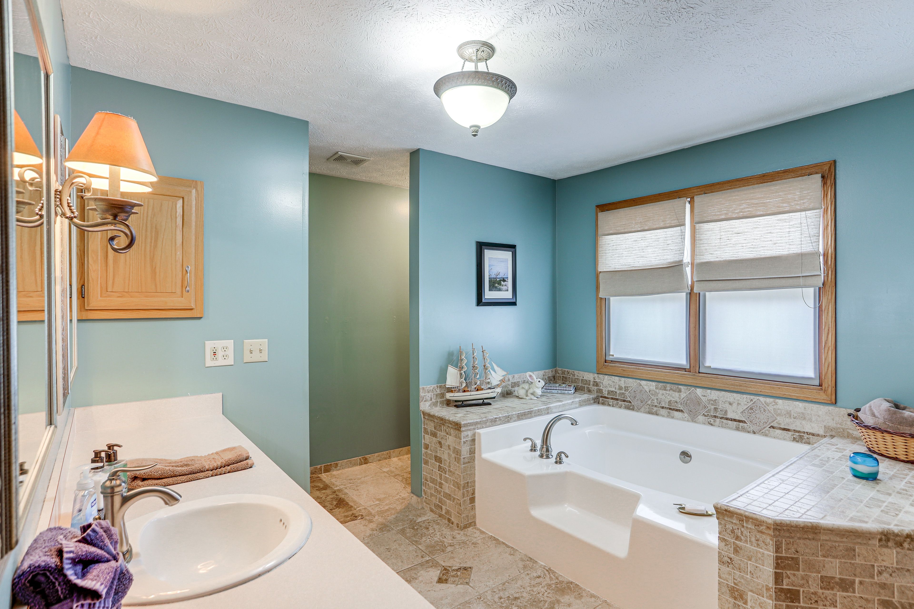 En-Suite Bathroom | Main Level | Towels Provided