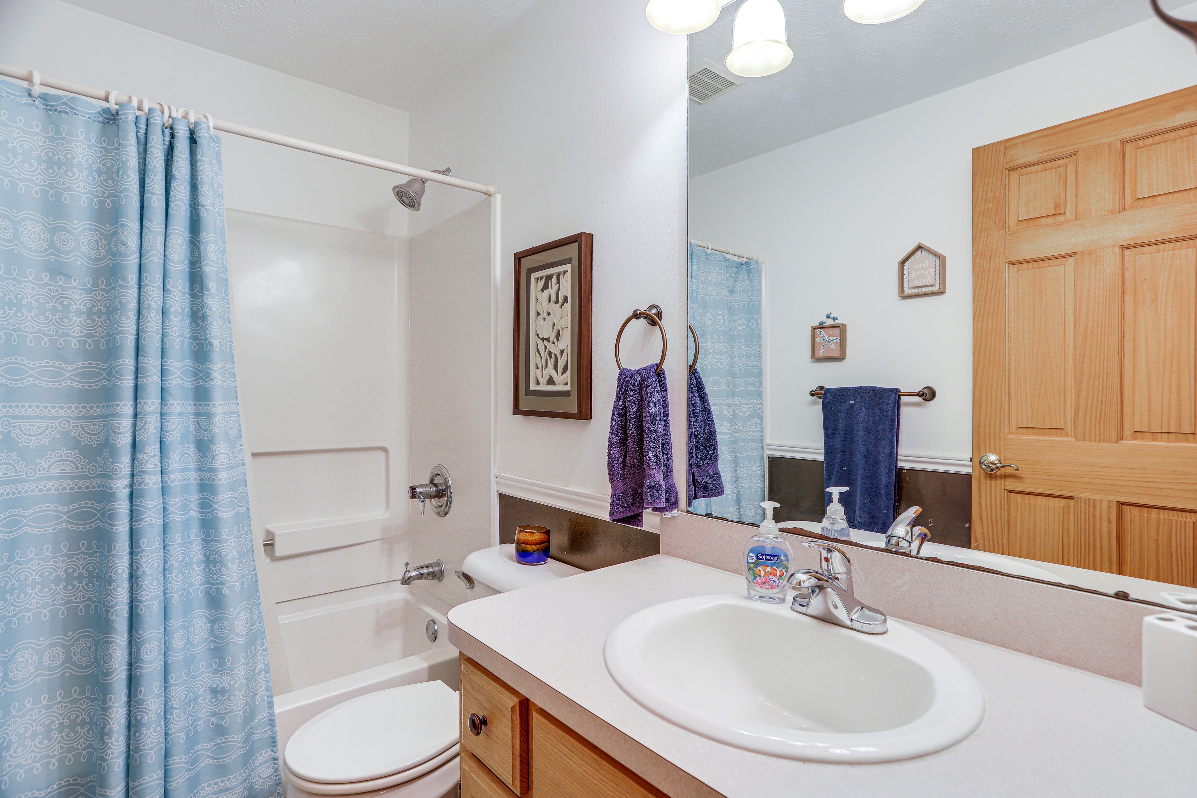 Full Bathroom | Main Level | Complimentary Toiletries