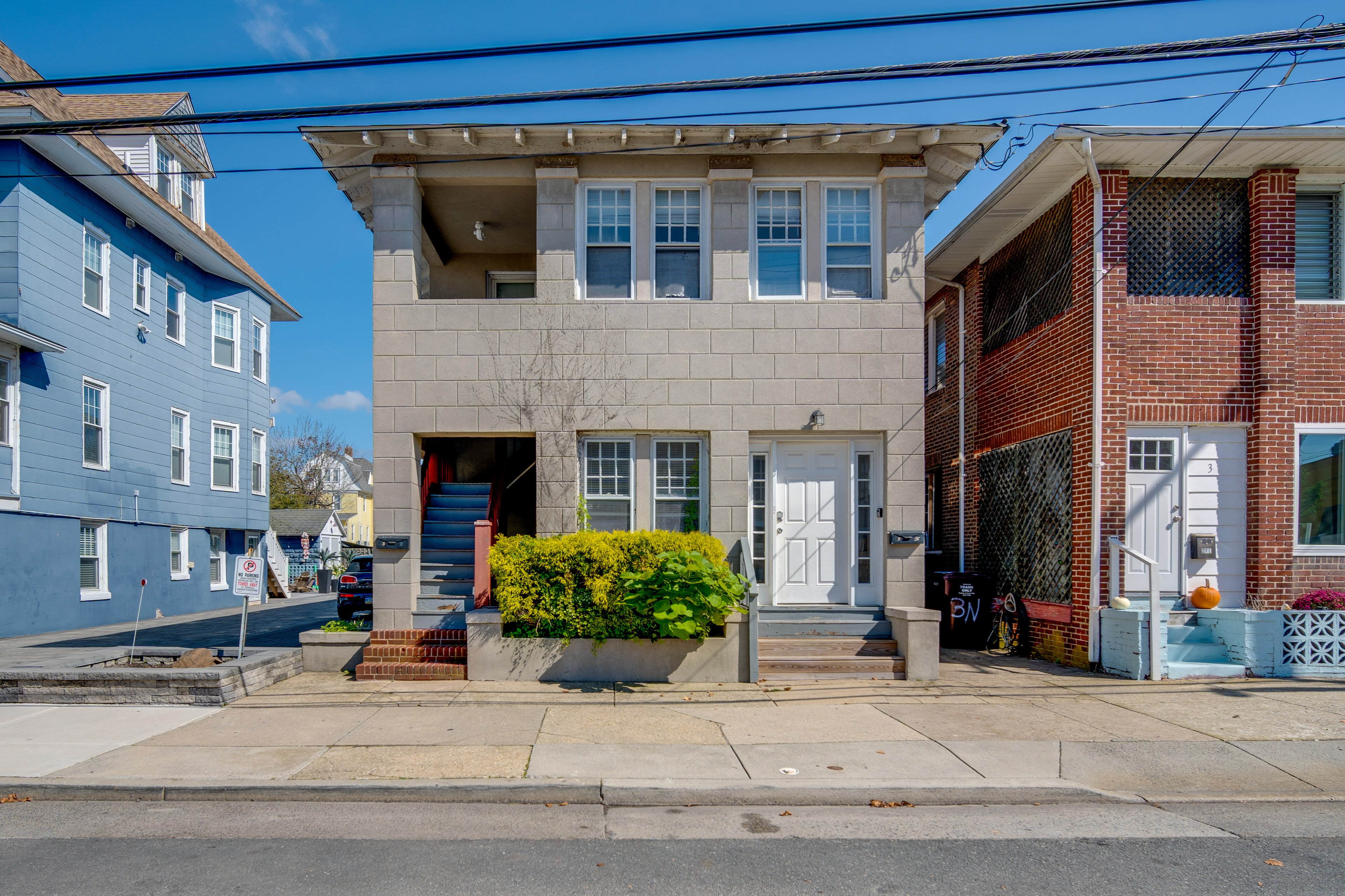 Building Exterior | 4 Mi to Steel Pier