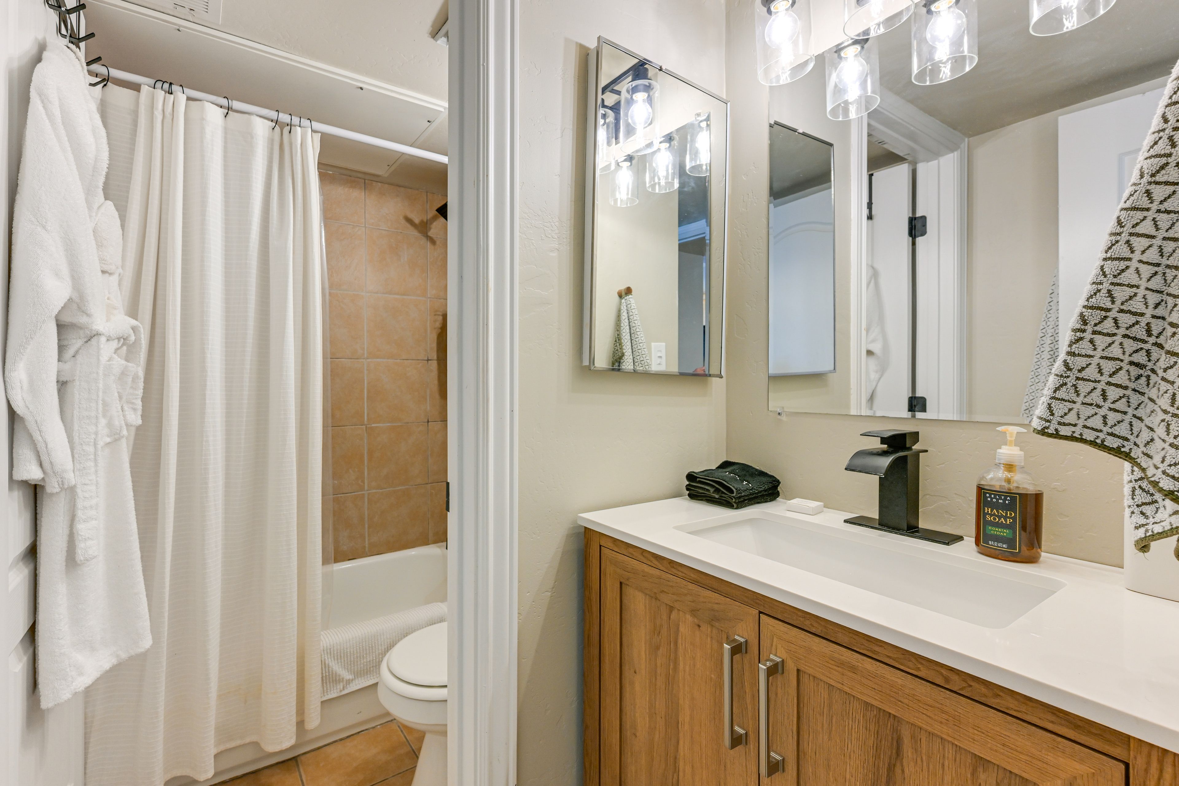 En-Suite Bathroom | Towels Provided
