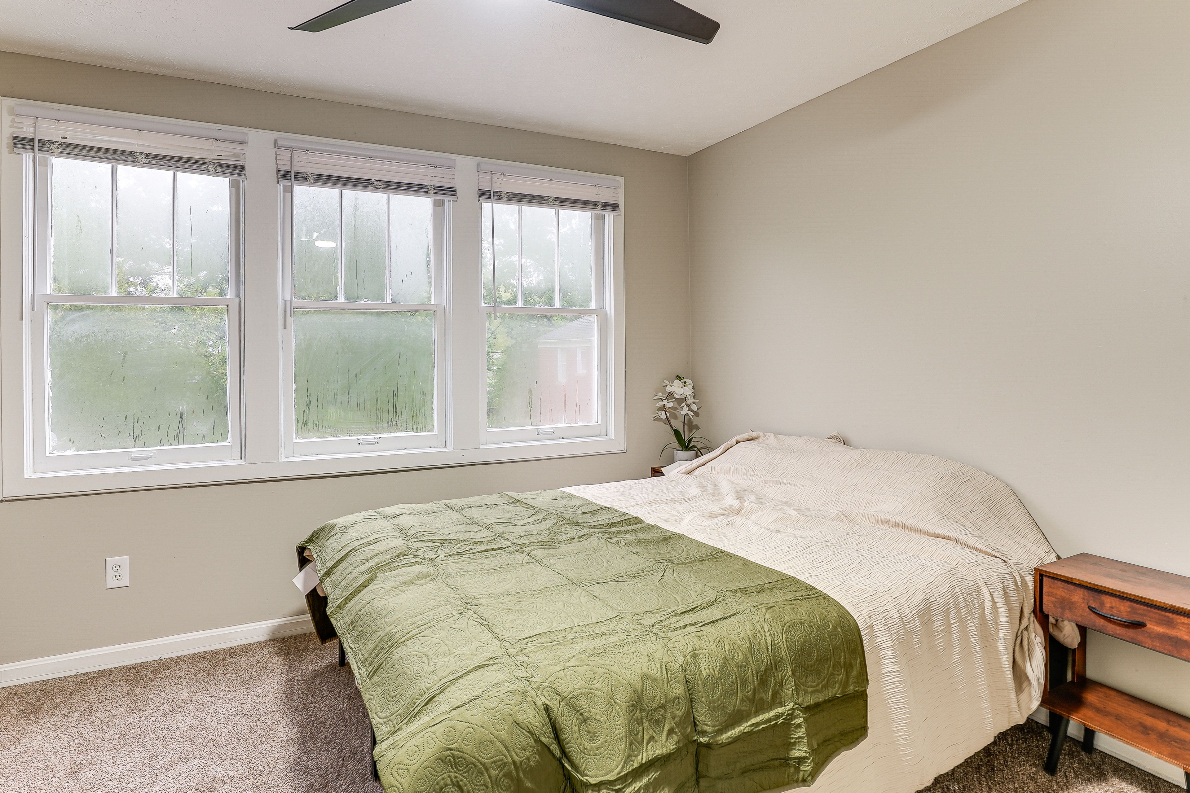 Bedroom | Queen Bed