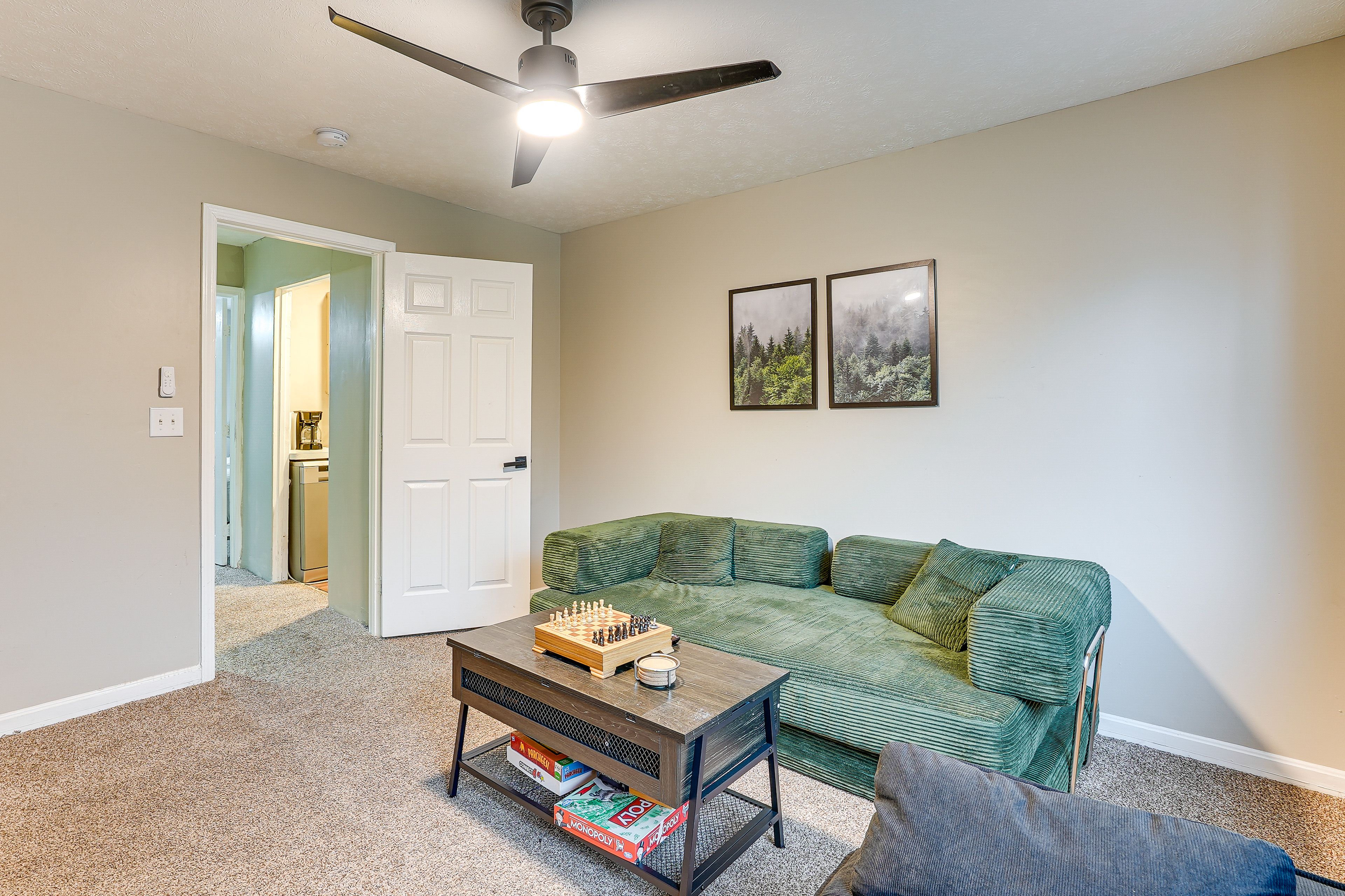 Living Room | Queen Sleeper Sofa | Full Sleeper Sofa | Free WiFi