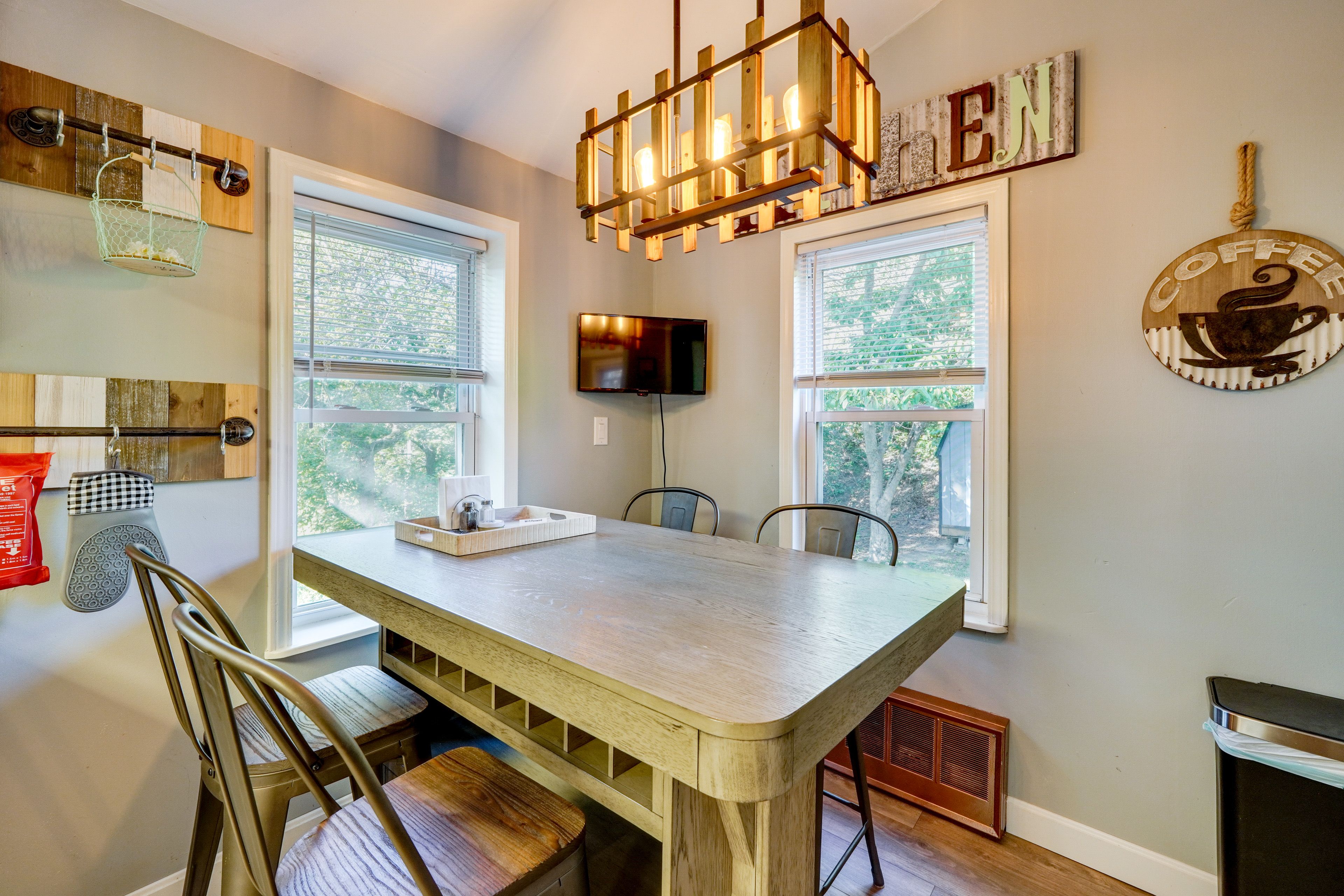 Dining Area | Dishware/Flatware Provided | 1st Floor