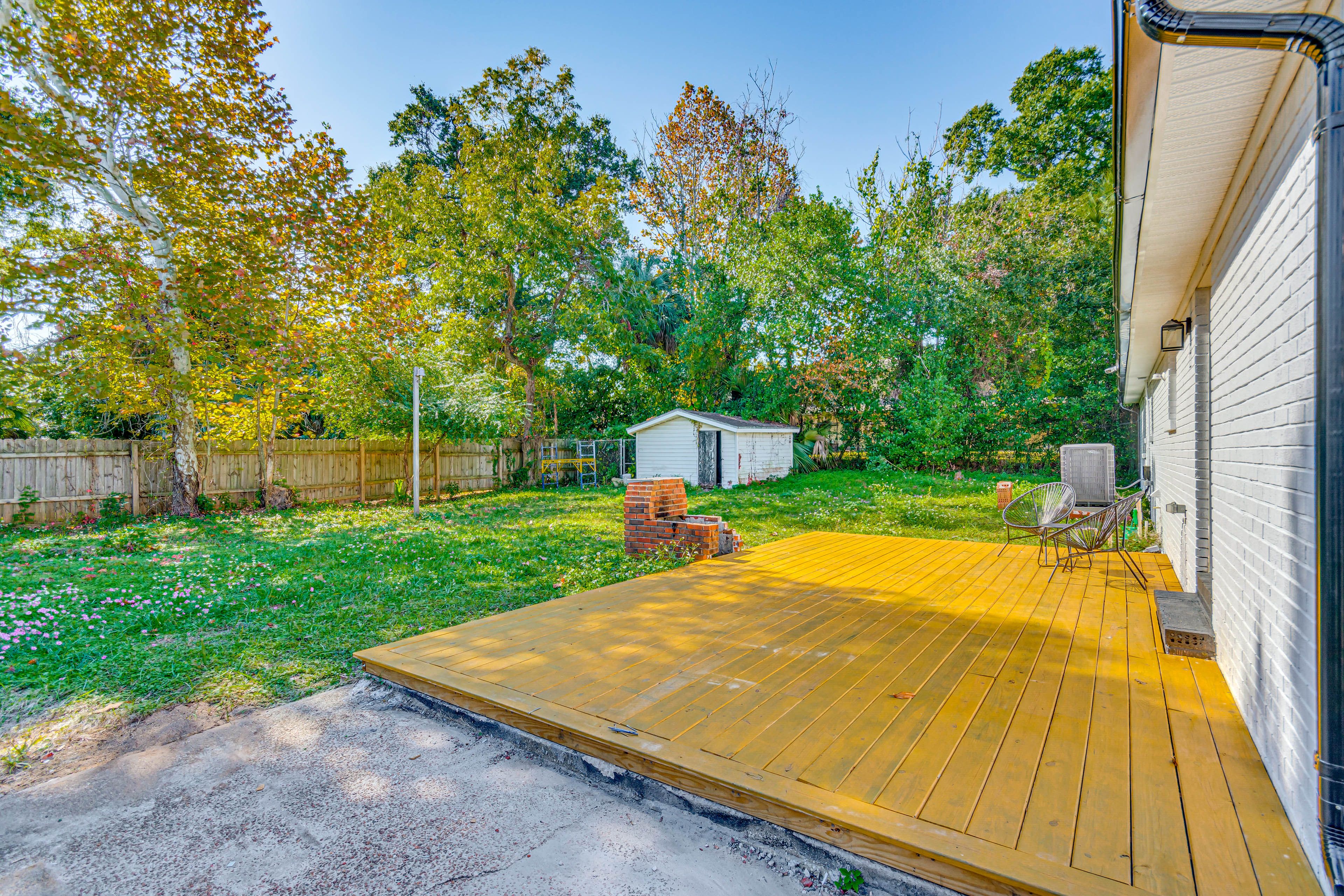 Fenced Backyard | 1 Mi to Pensacola Bay Center