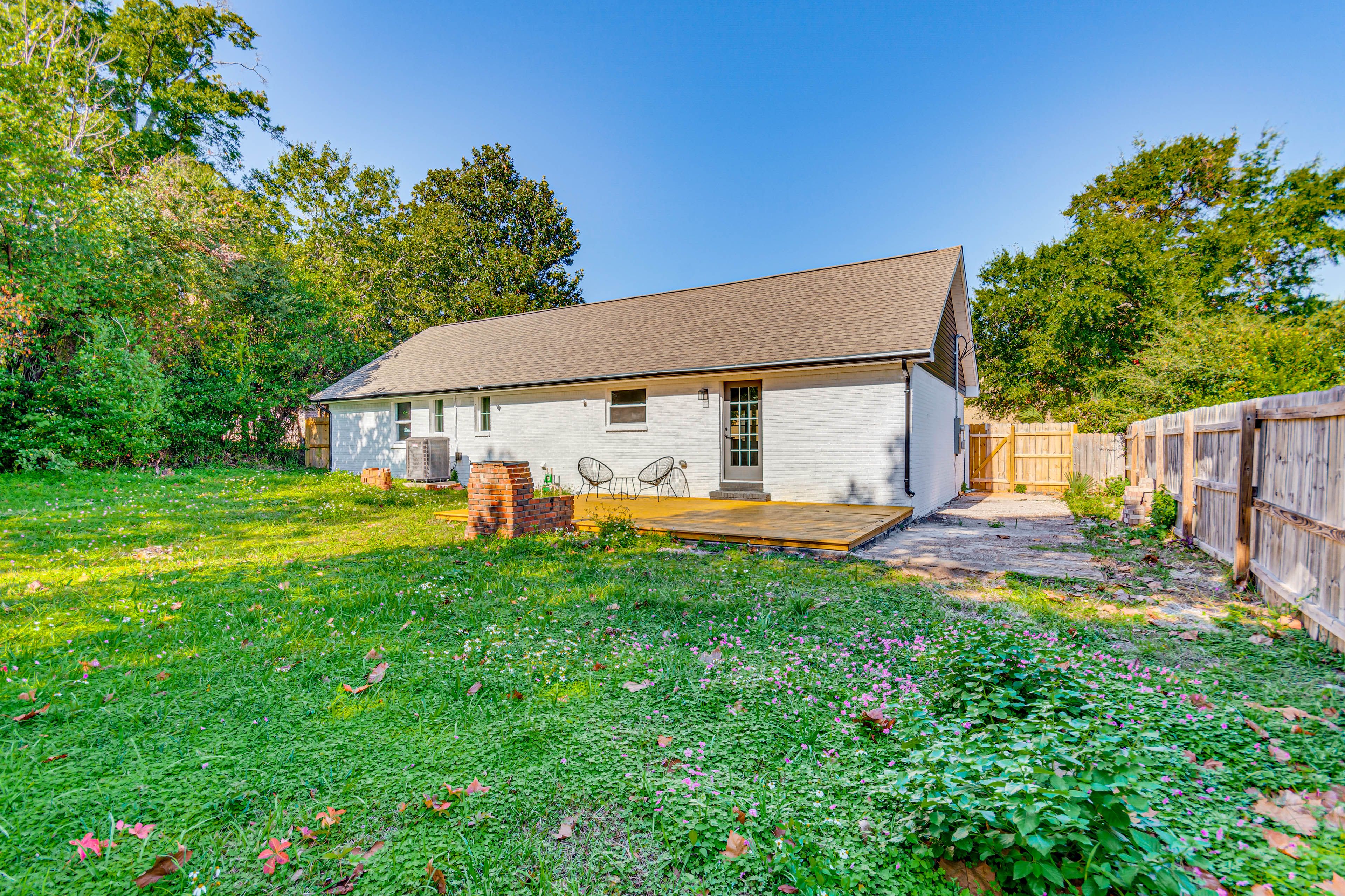 Backyard | Deck w/ Seating