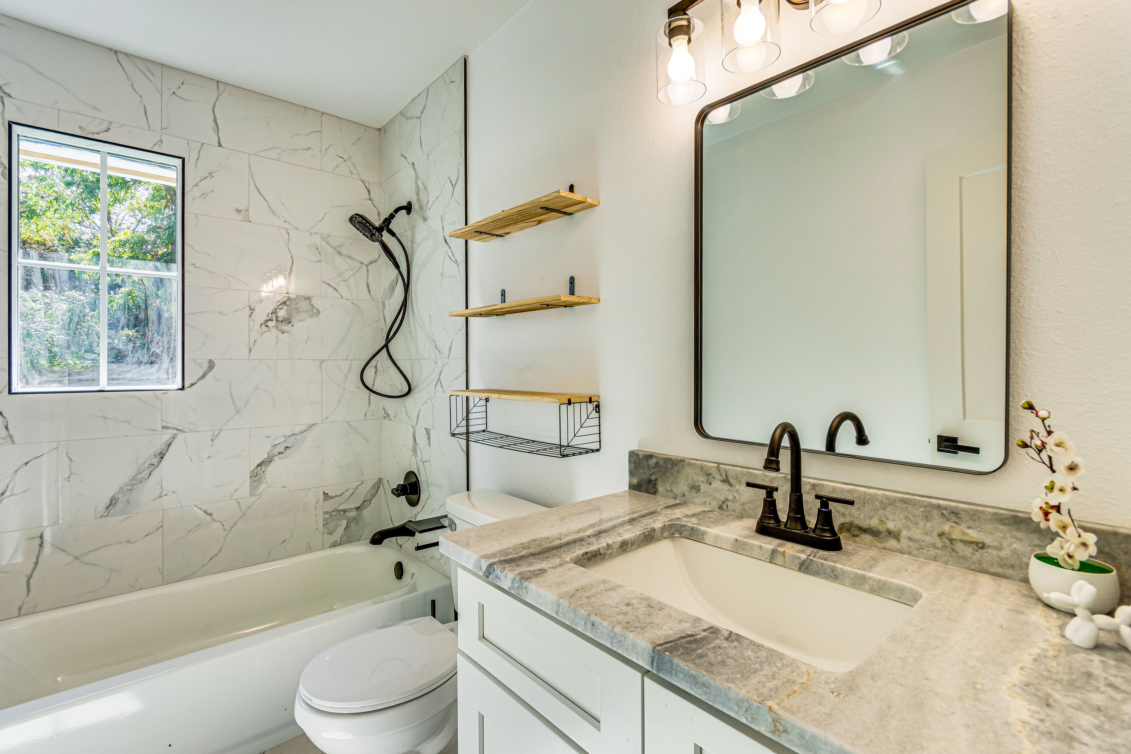 Full Bathroom | Complimentary Toiletries | Hair Dryer