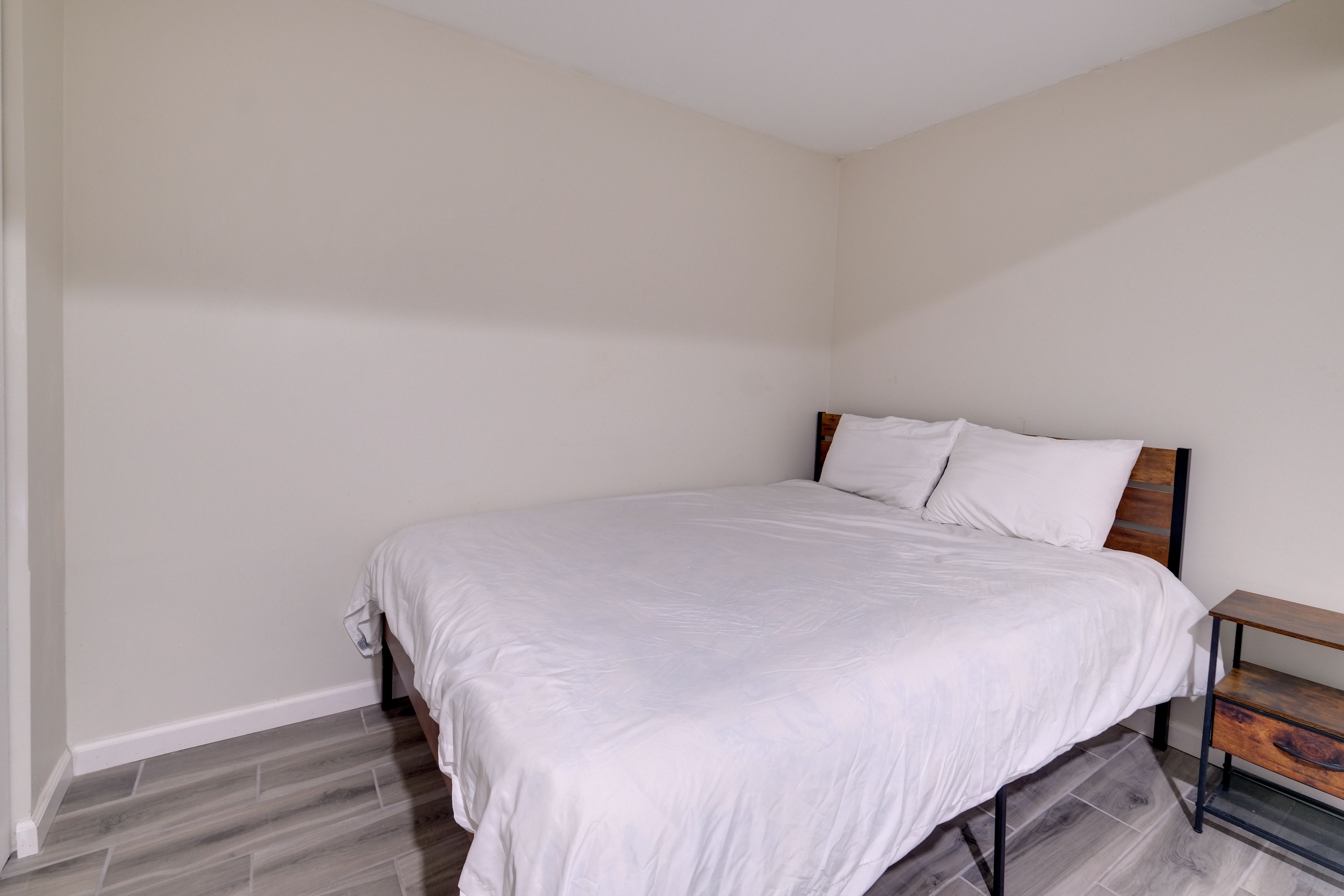 Bonus Room | Queen Bed