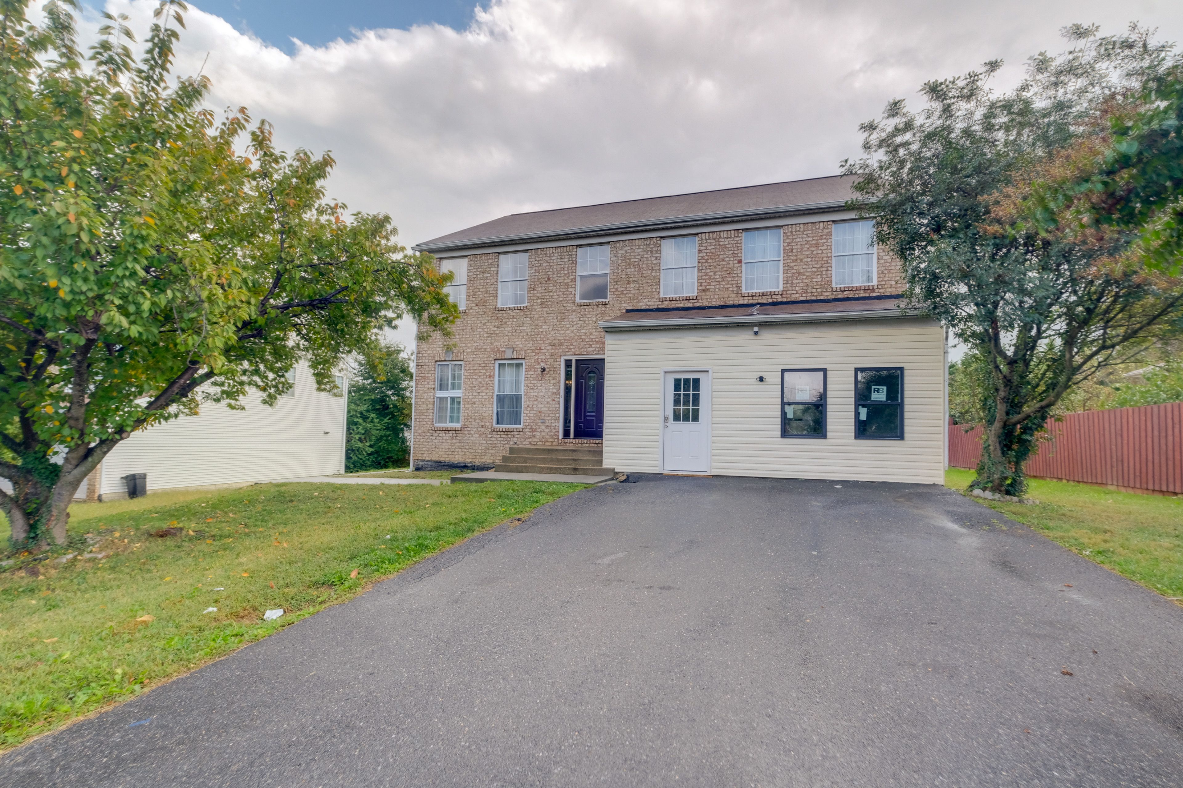 Property Exterior | Shared Driveway (2 Vehicles) | Free Street Parking