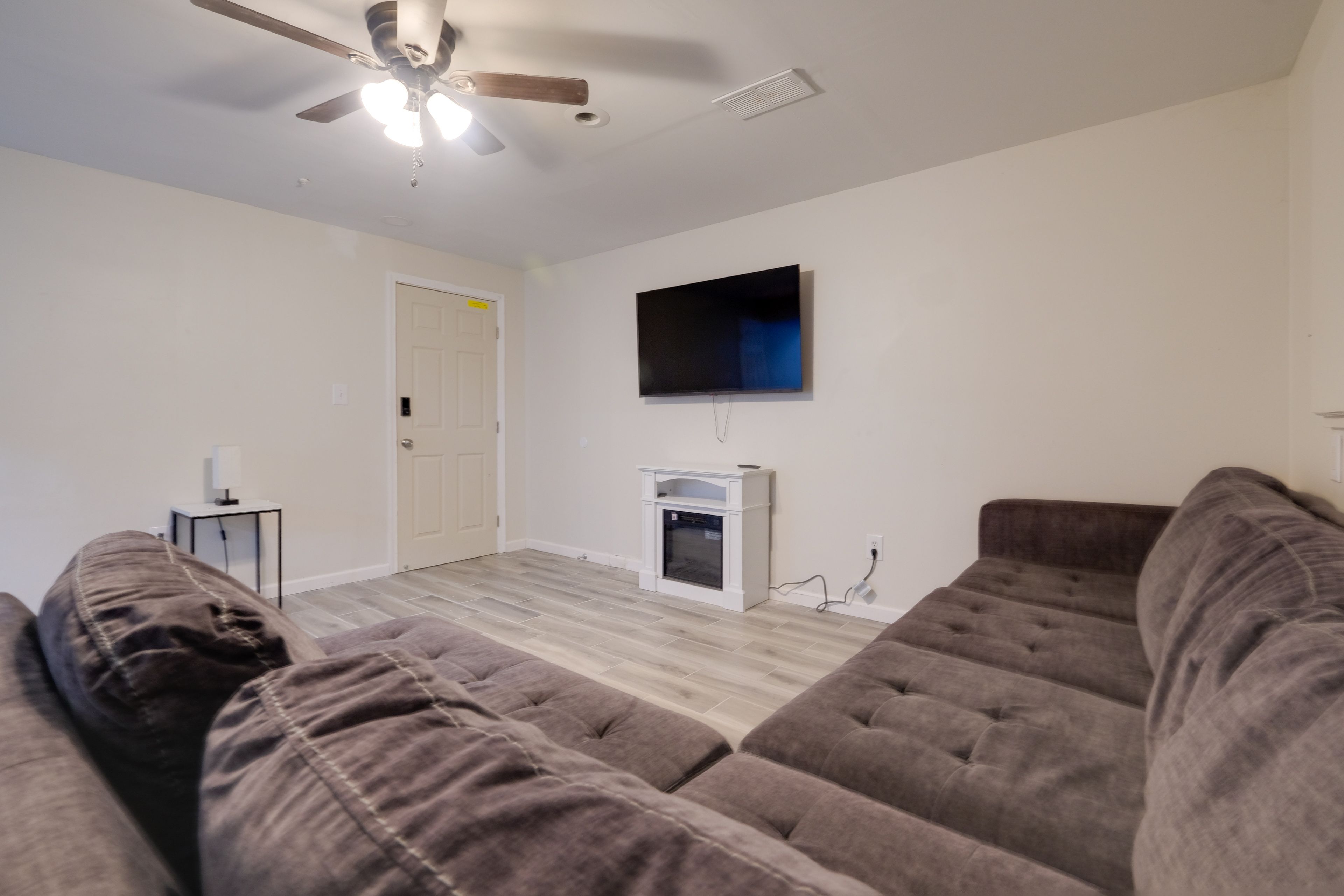 Living Room | Smart TV | Free WiFi
