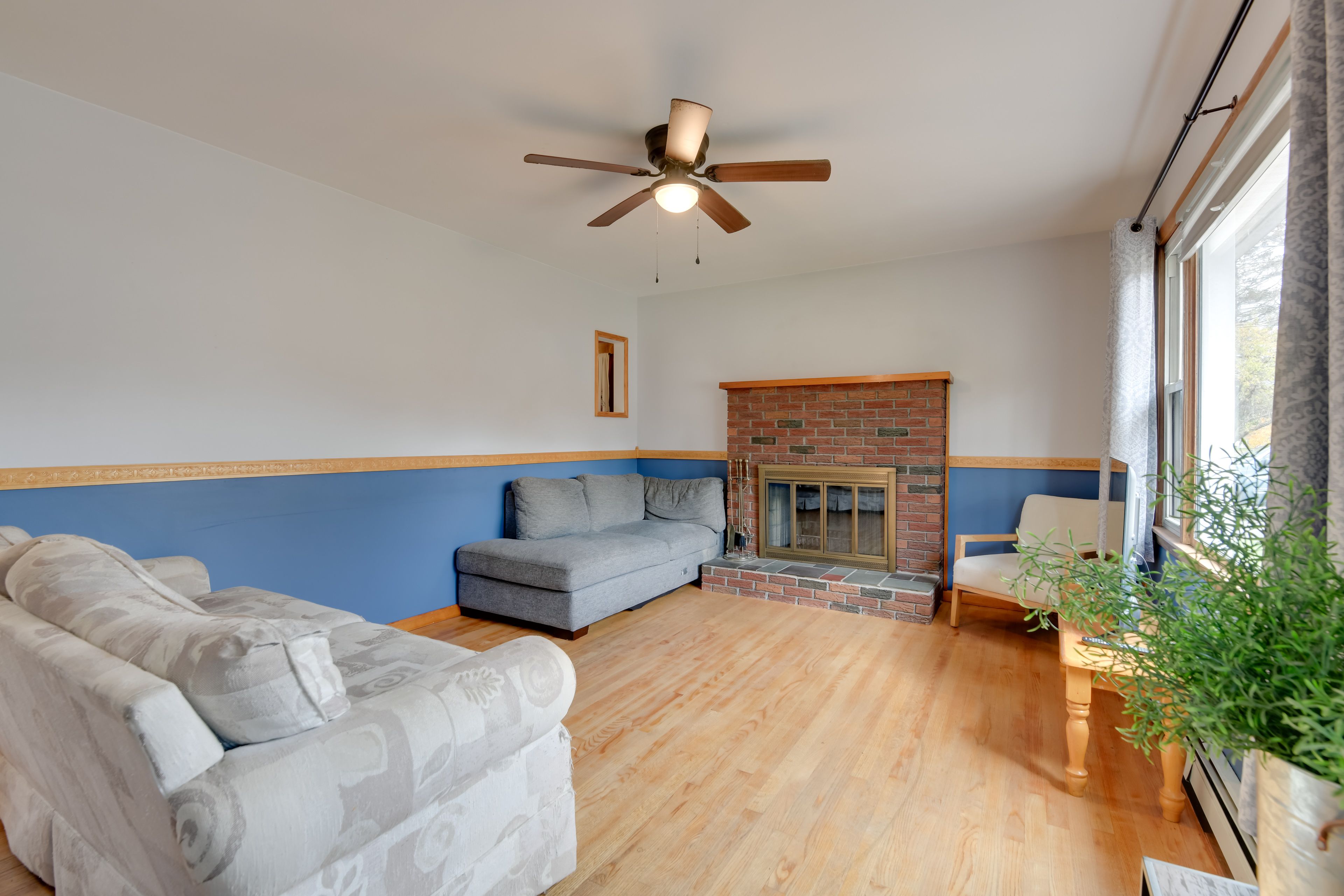 Living Room | Free WiFi | Fireplace | Central Heating | Main Floor