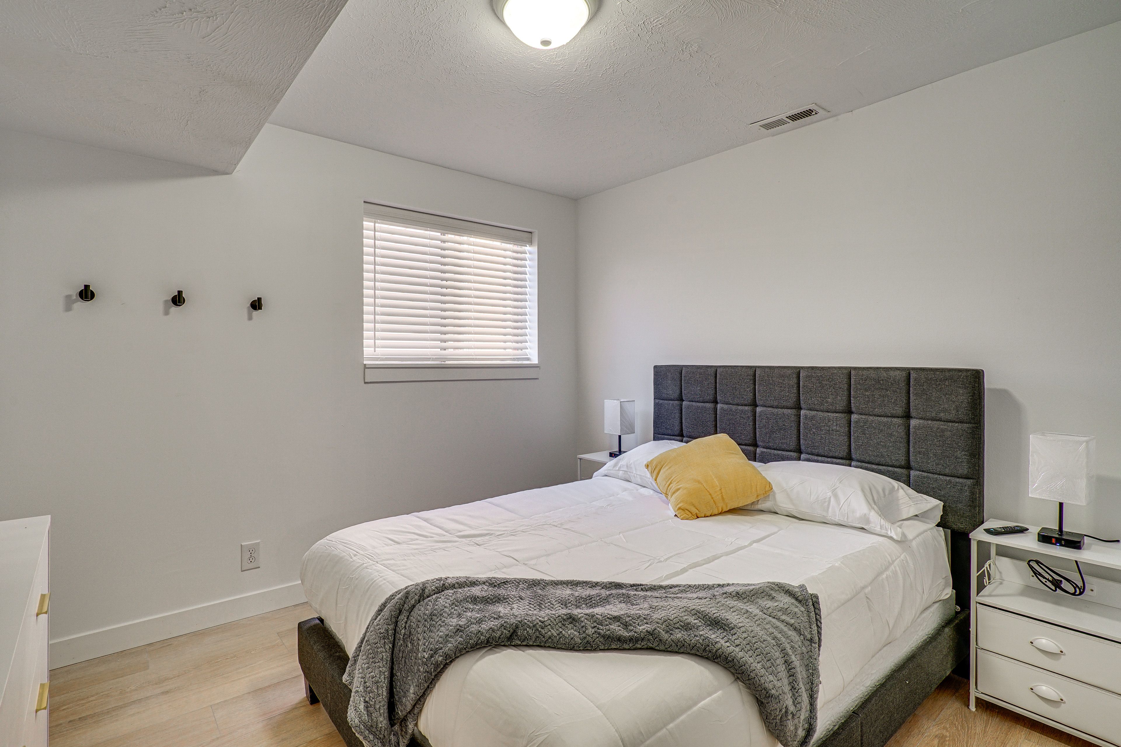 Bedroom 2 | Queen Bed