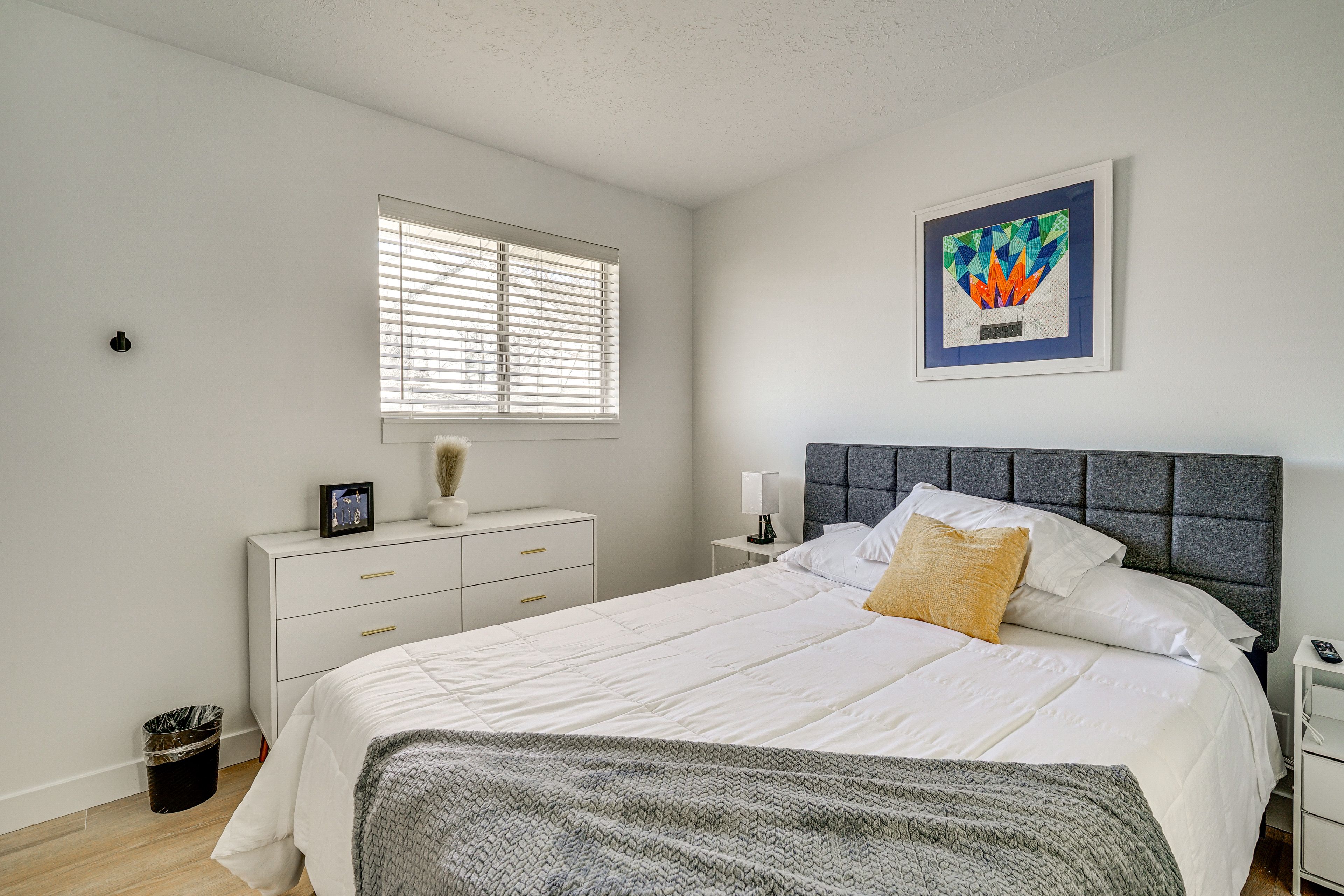 Bedroom 1 | Queen Bed