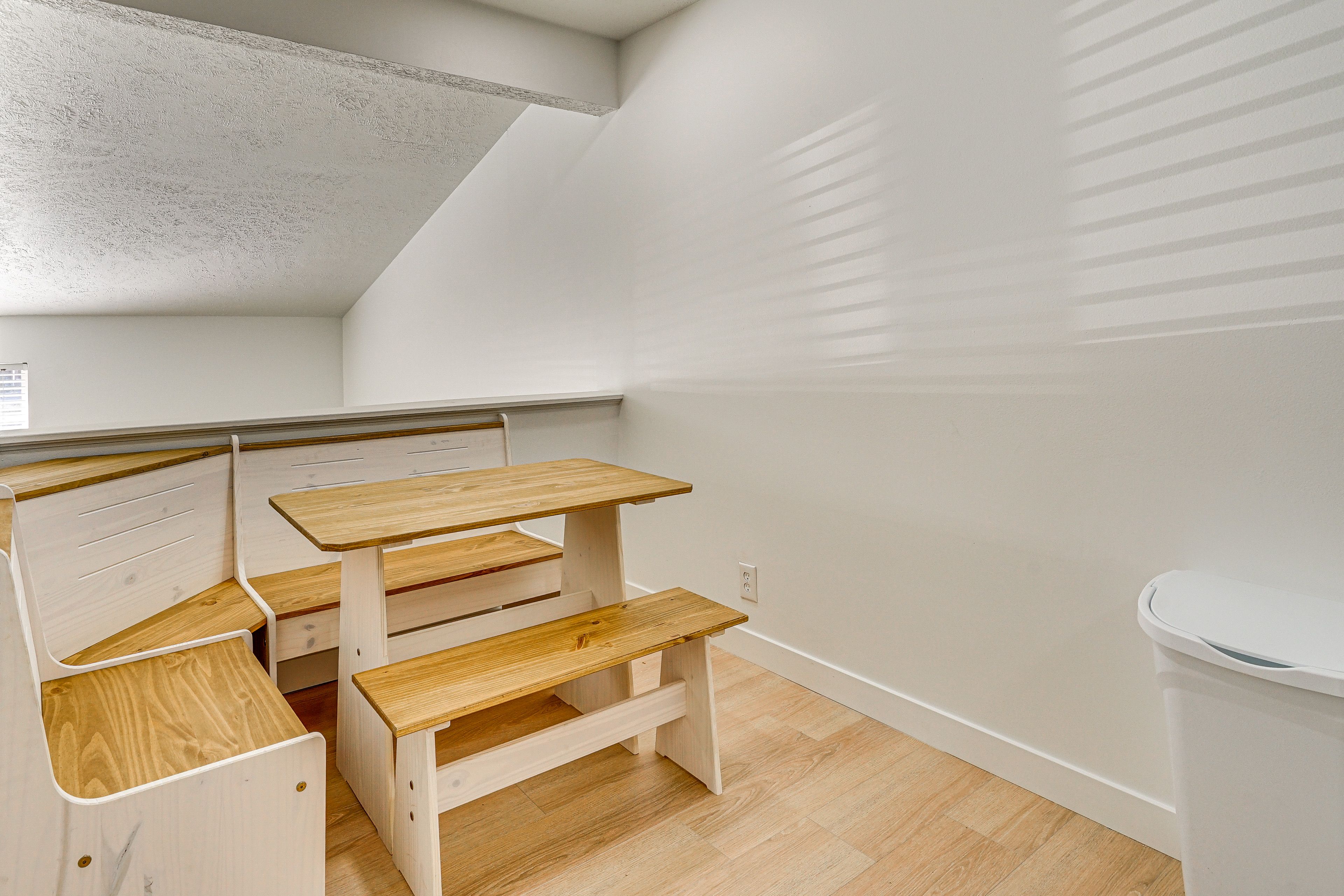 Dining Area | Dishes & Flatware Provided