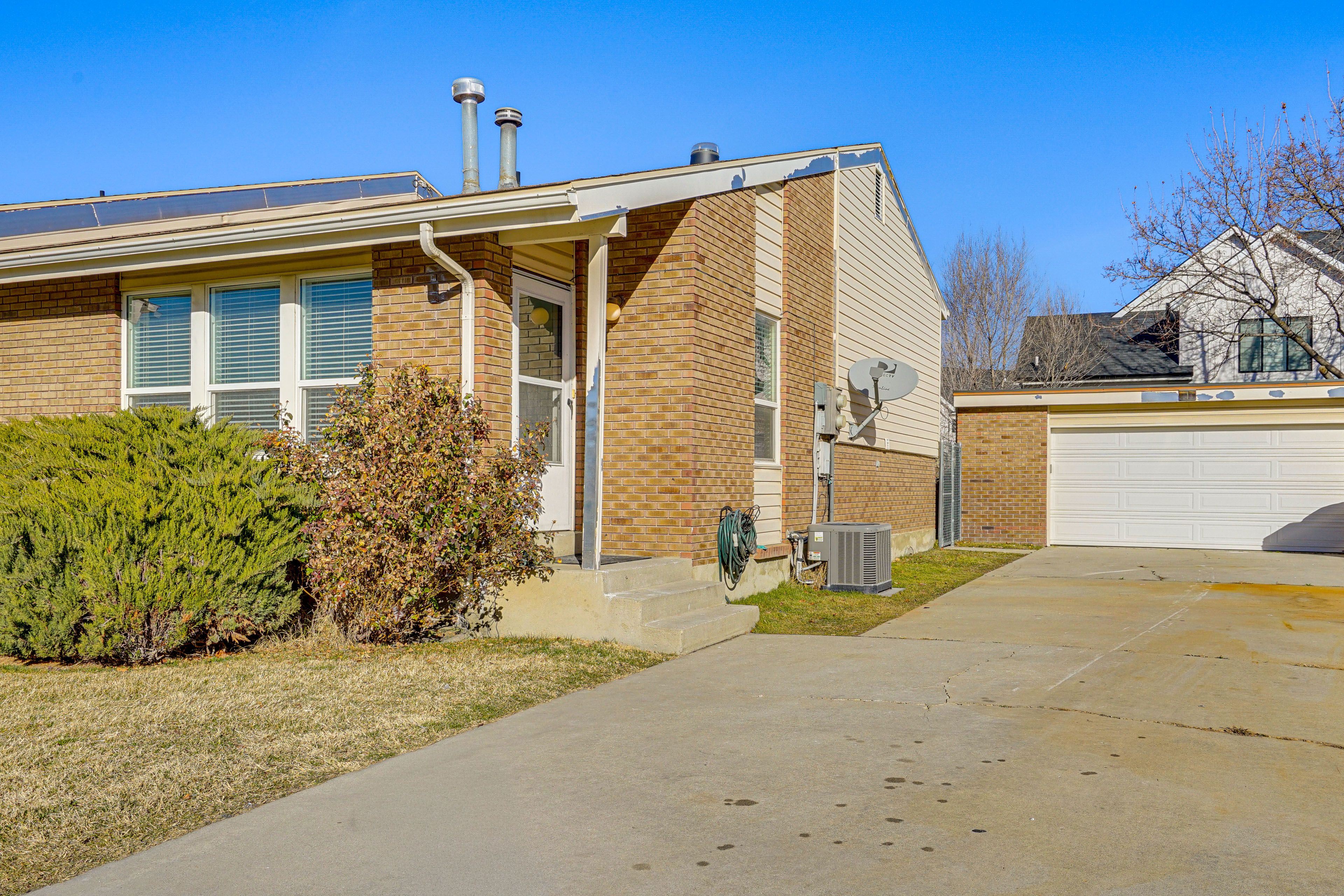 Exterior | Parking | Driveway (2 Vehicles)