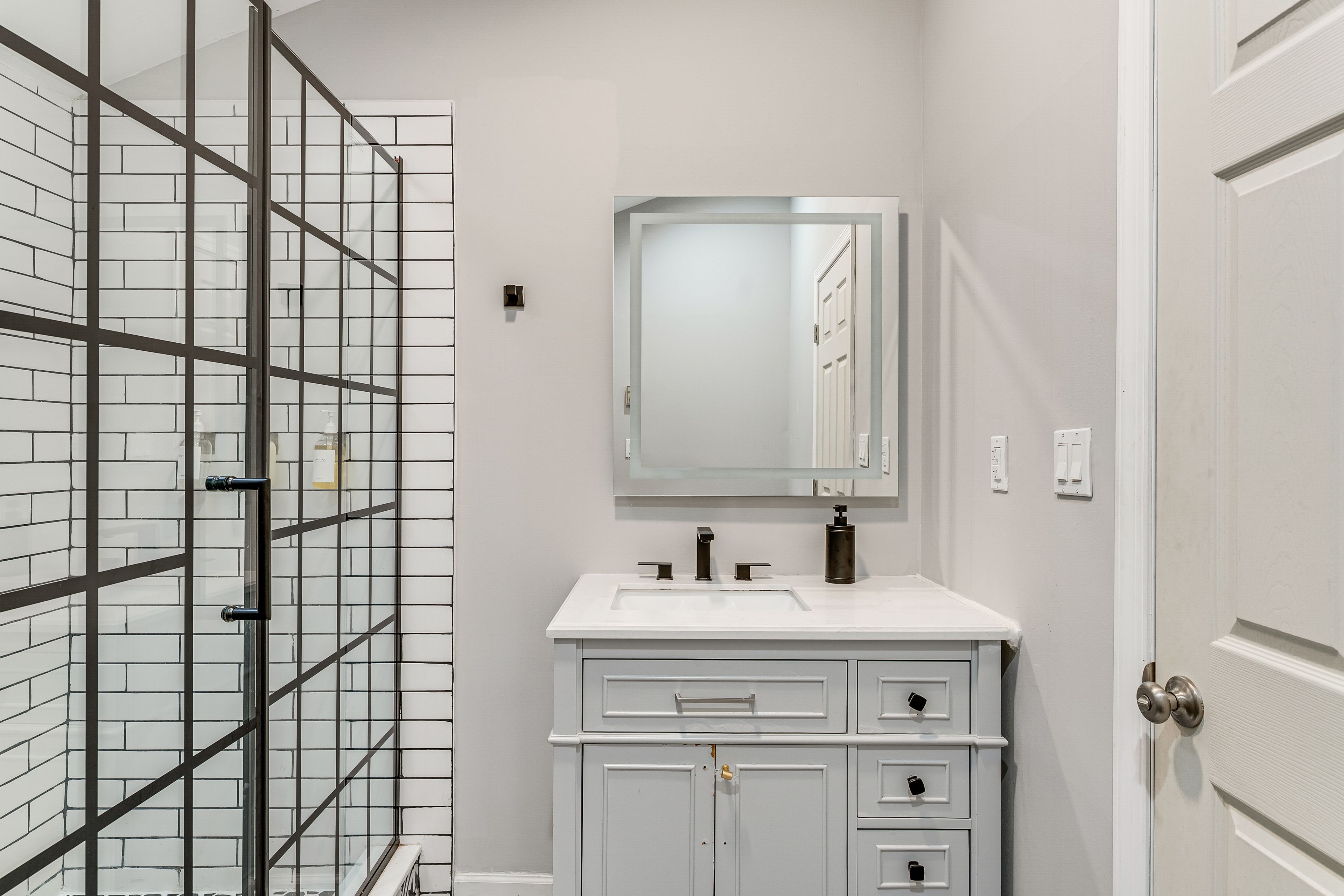 Full Bathroom | 2nd Floor | Complimentary Toiletries | Hair Dryer