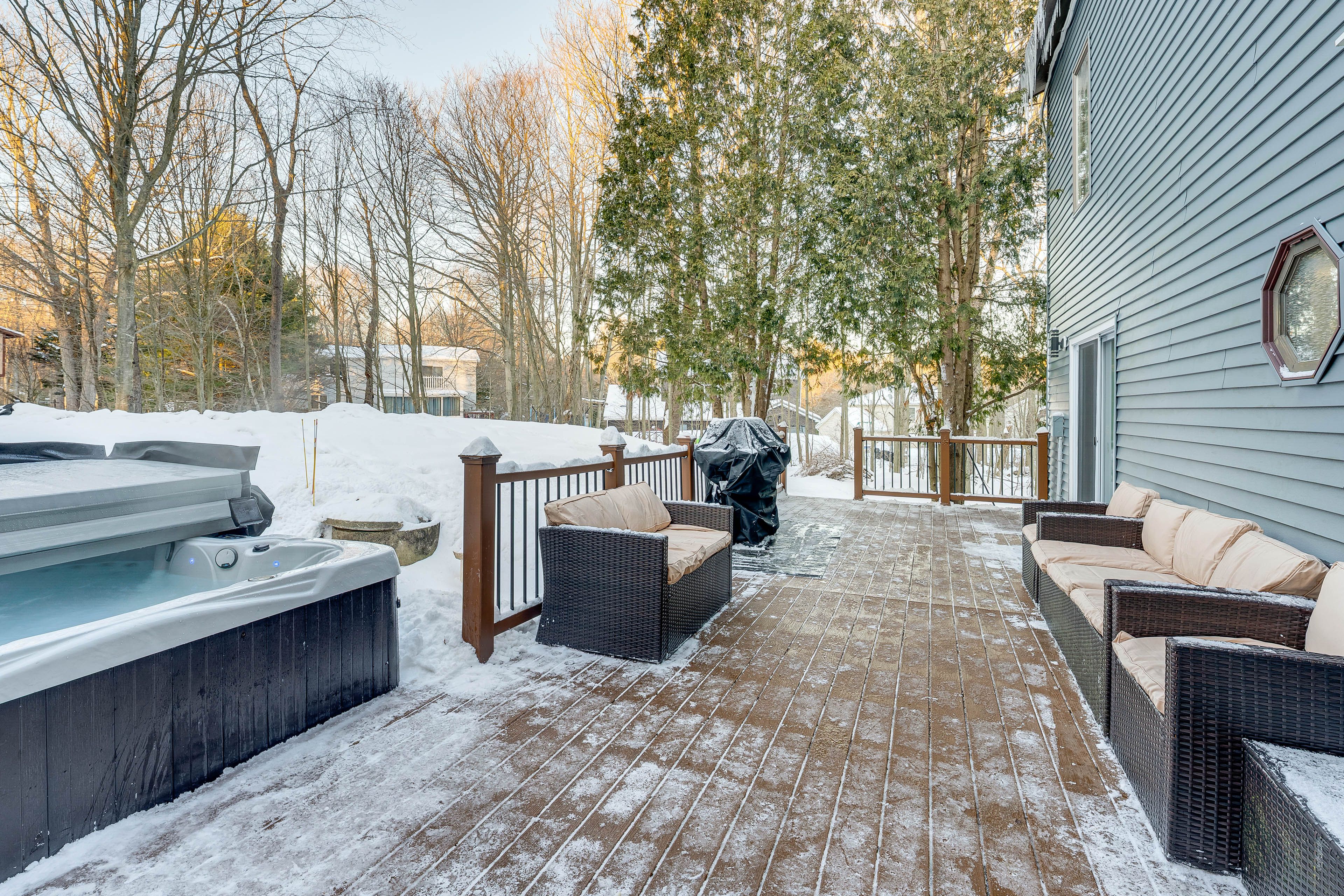 Deck | Private Hot Tub | 7 Mi to Kalahari Indoor Waterpark