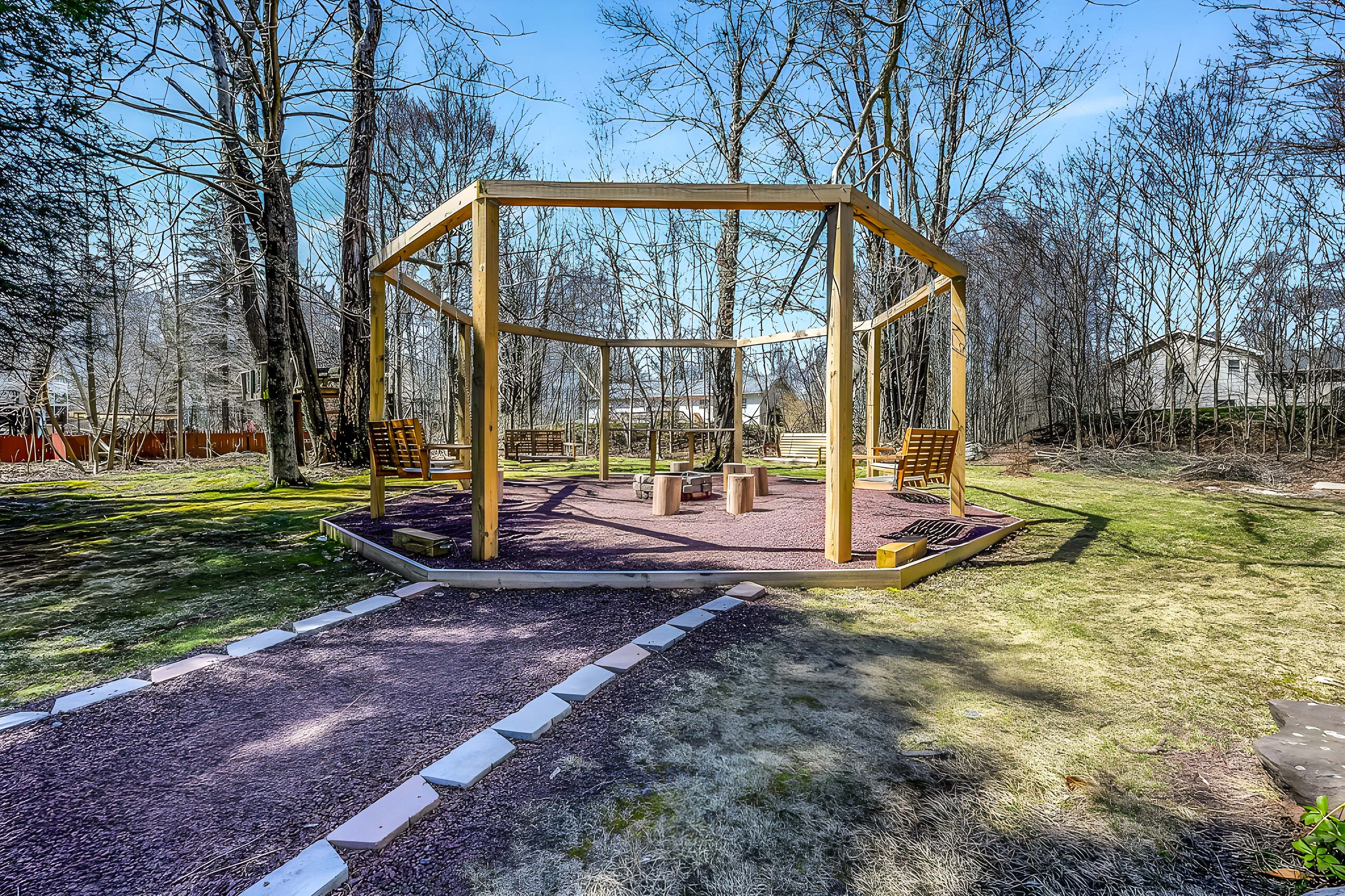 Backyard | Wood-Burning Fire Pit w/ Seating