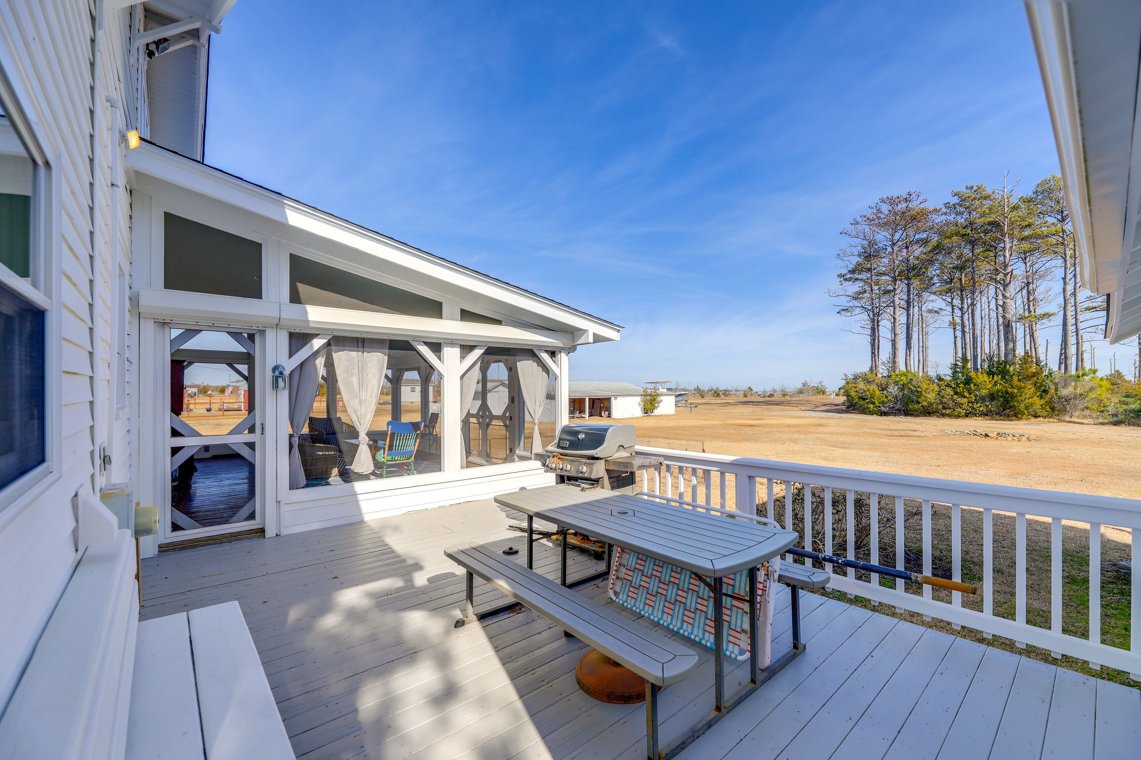 Shared Deck | Picnic Table | Gas Grill