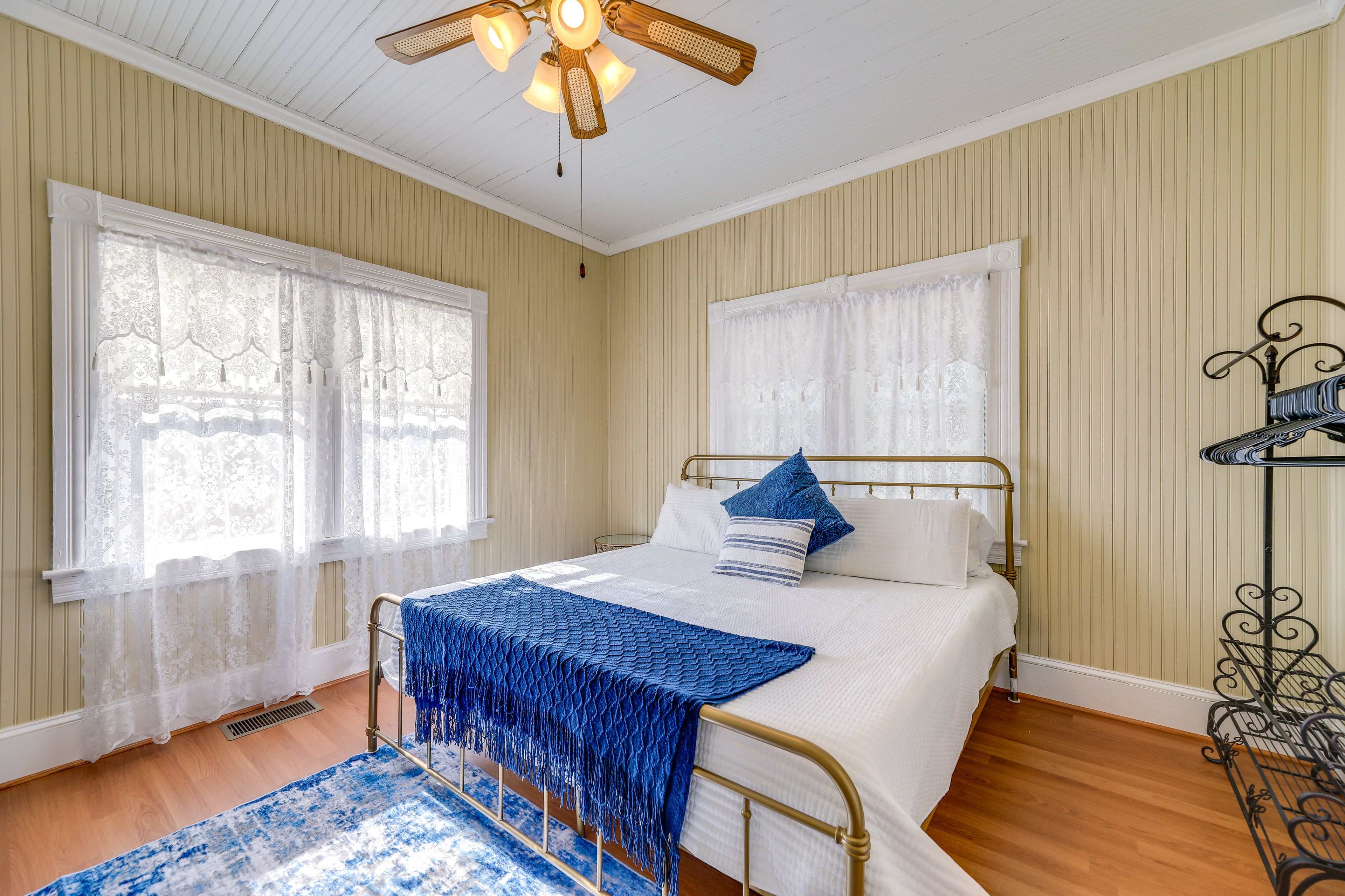 Bedroom 1 | King Bed | 1st Floor