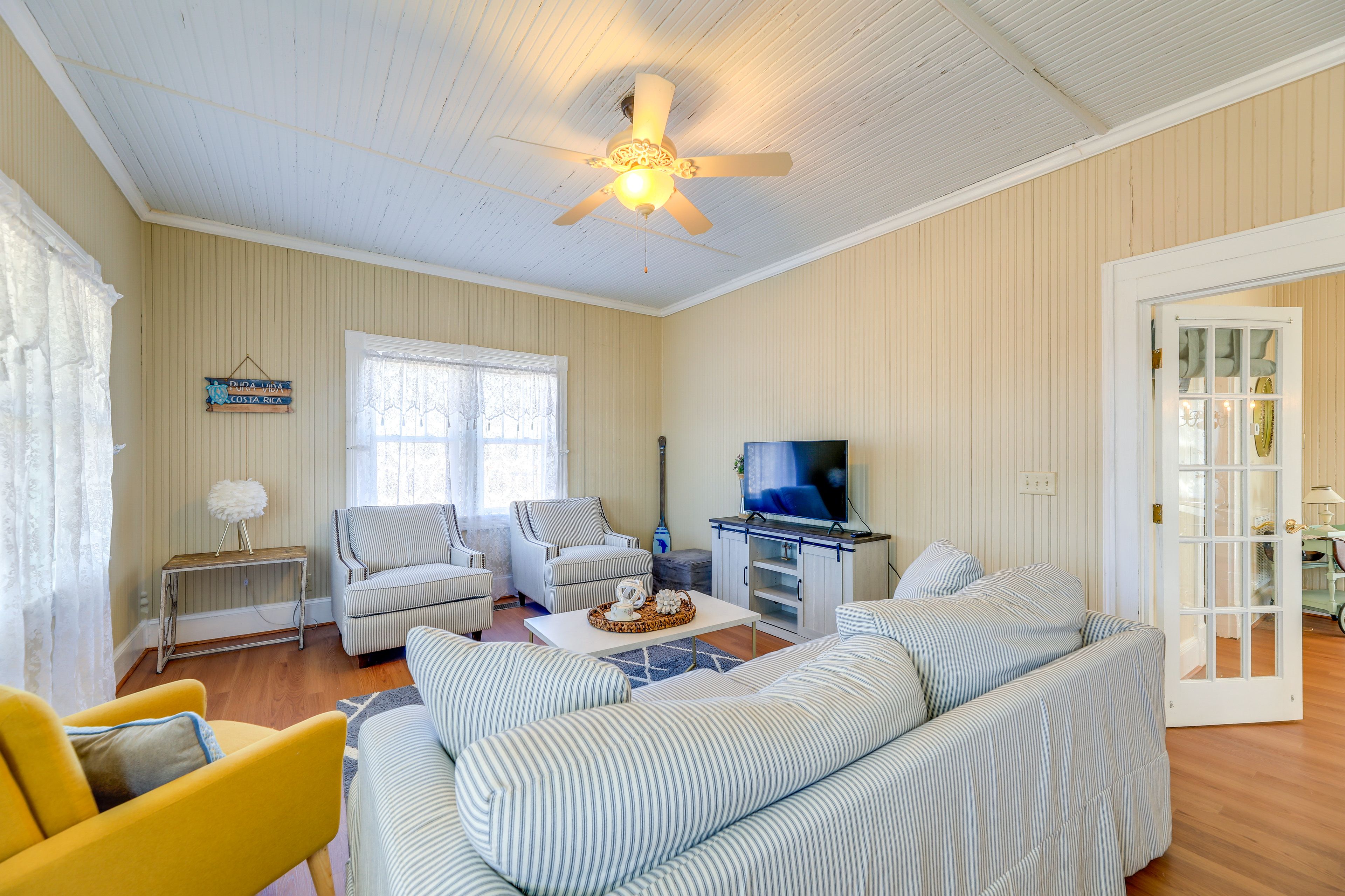 Living Room | Free WiFi | Smart TV | Central A/C | 1st Floor