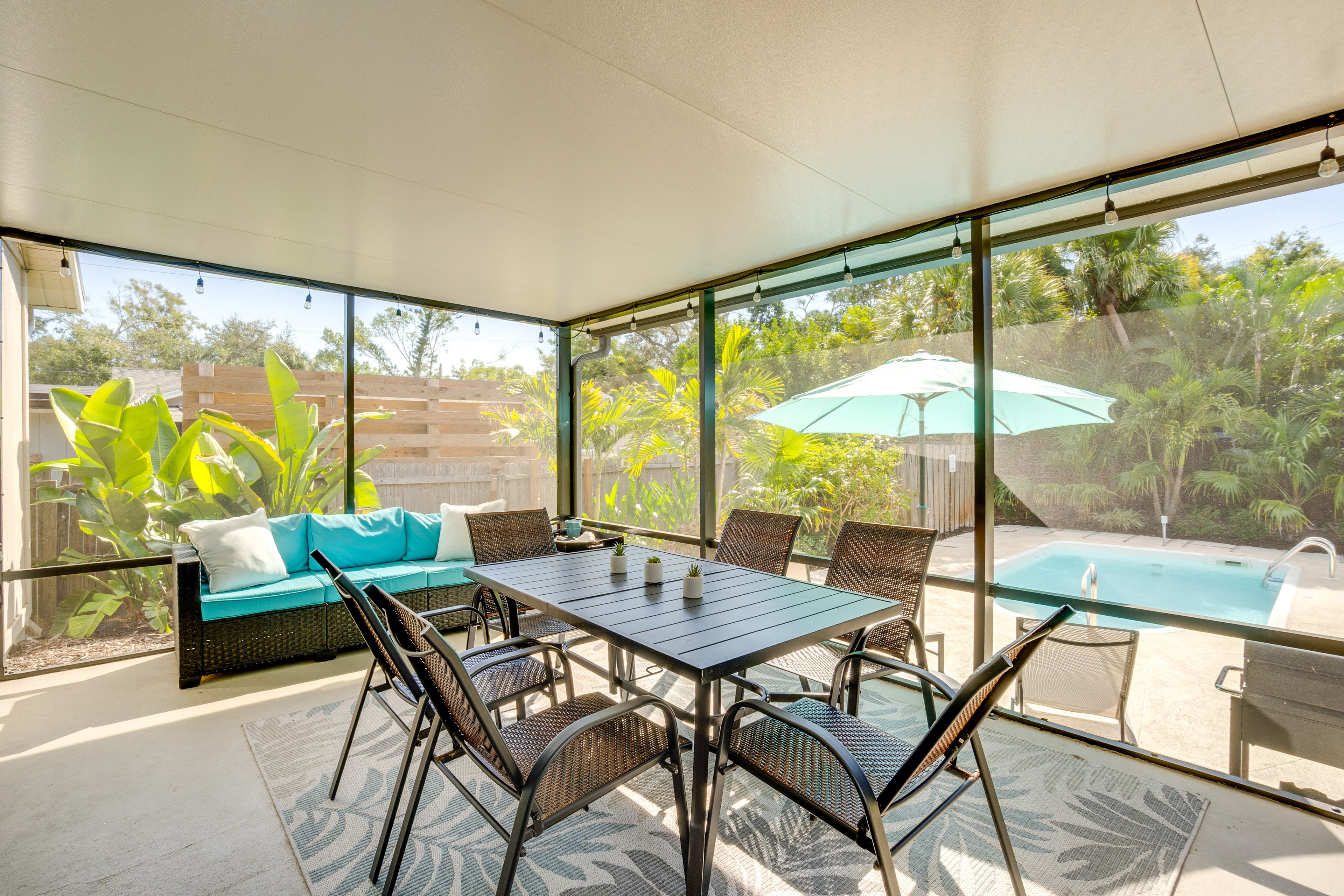 Screened Porch | Self Check-In | 4 Mi to Siesta Beach