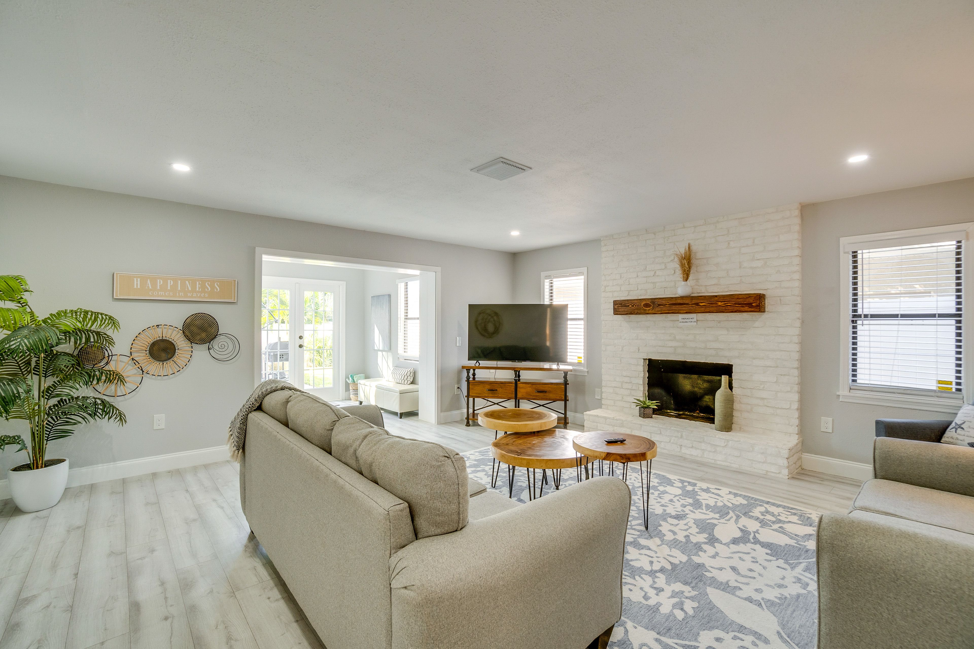 Living Room | 1st Floor | Queen Sleeper Sofa | Smart TV | Free WiFi