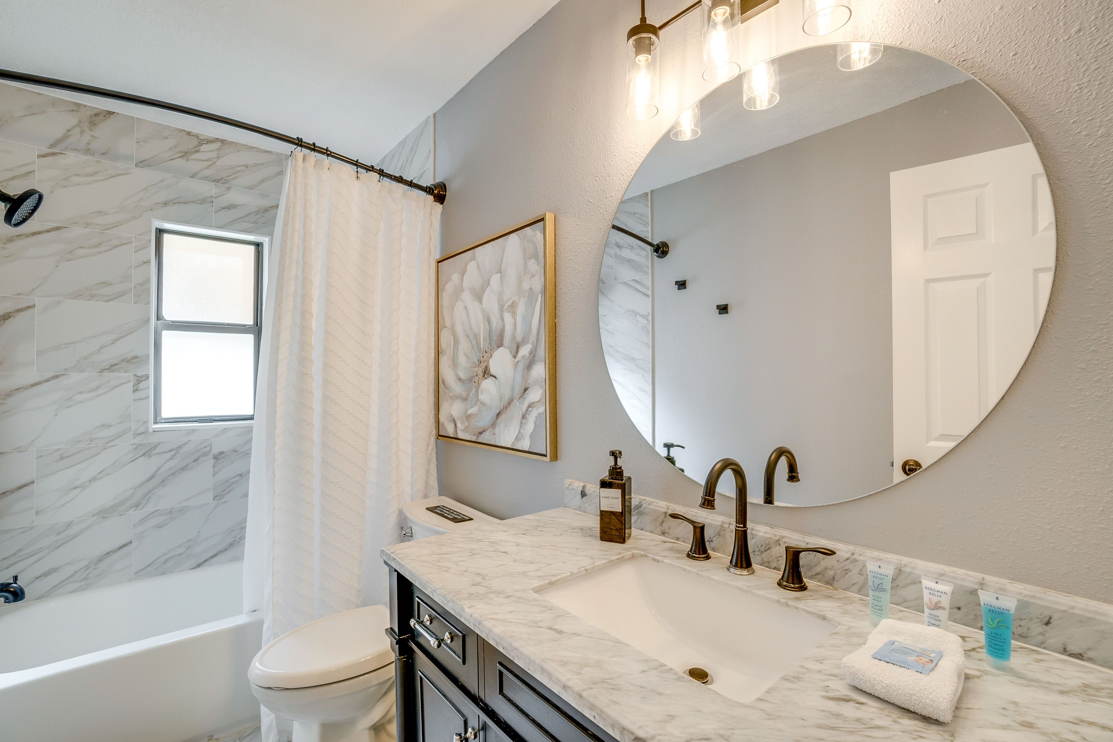 Full Bathroom | 1st Floor | Complimentary Toiletries | Hair Dryer