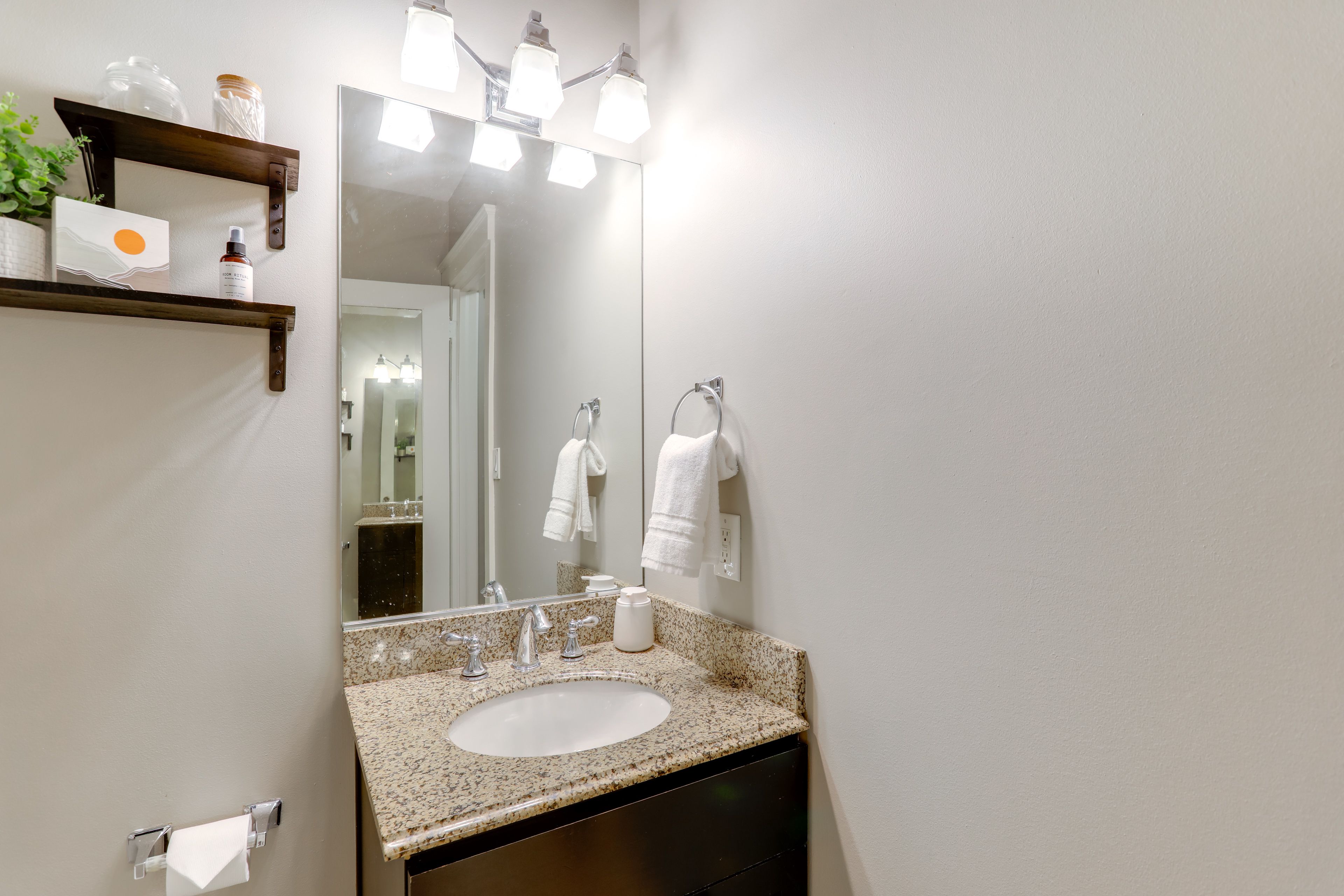 Full Bathroom | Towels Provided | Complimentary Toiletries