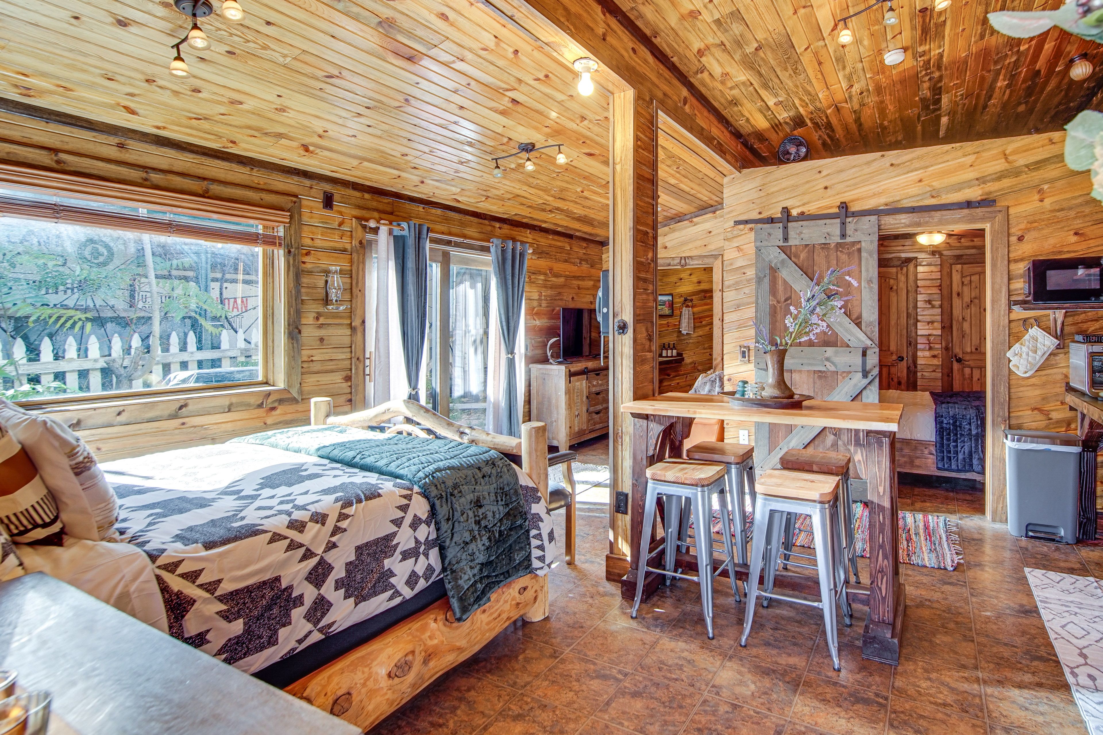 Dining Table | Dishware/Flatware