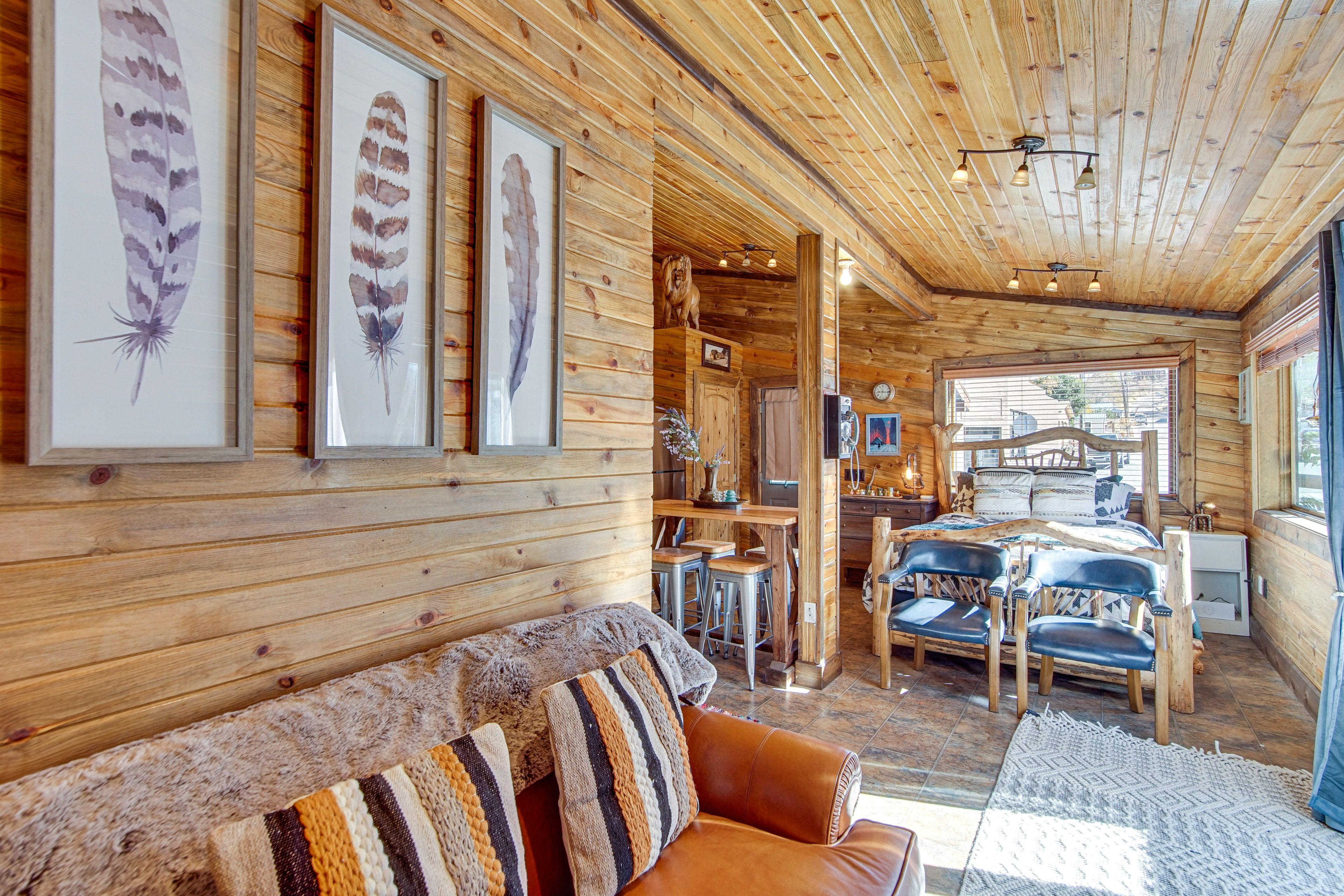 Living Area | Smart TV | Queen Bed