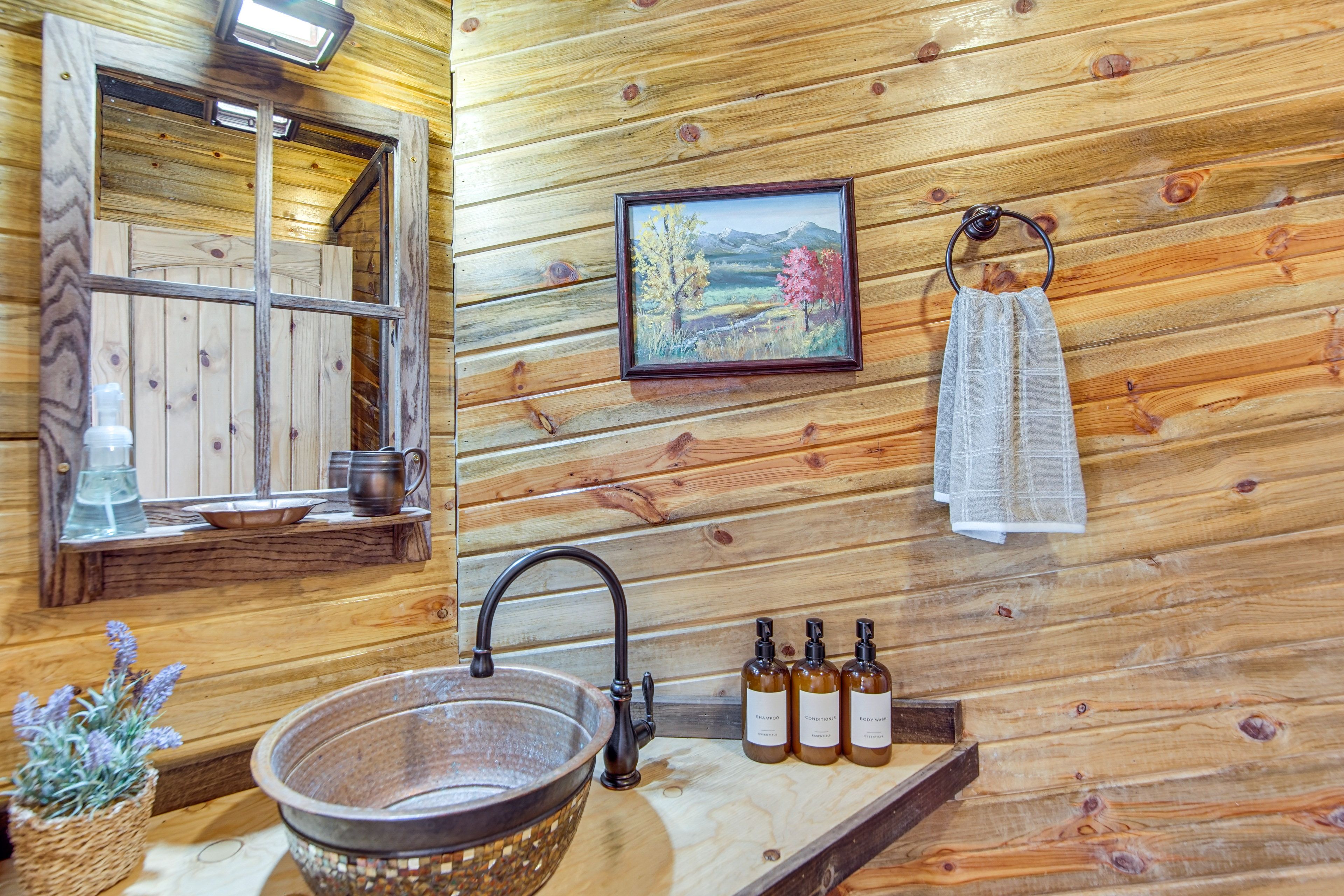 Full Bathroom | Towels Provided