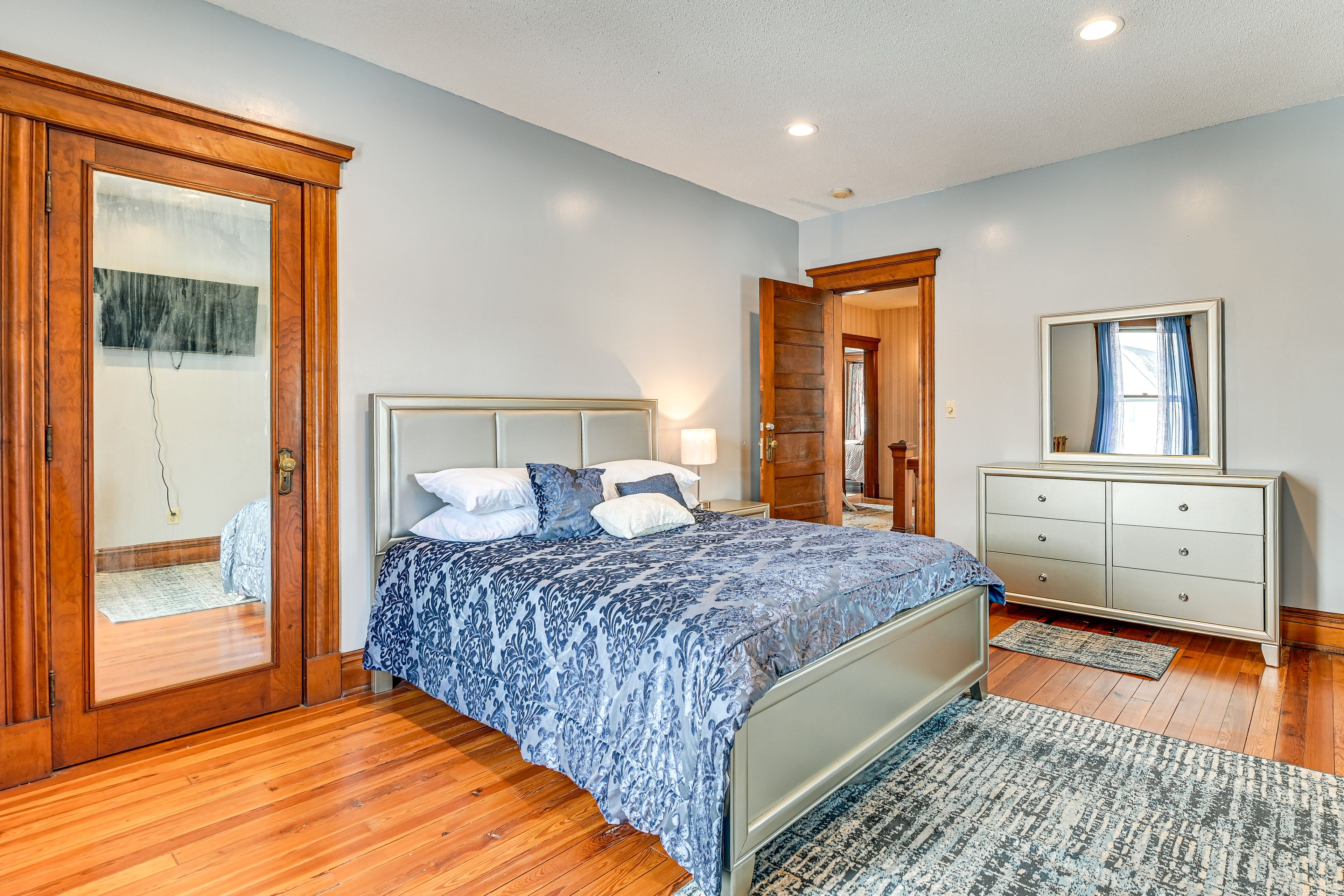 Bedroom 1 | Queen Bed | 2nd Floor