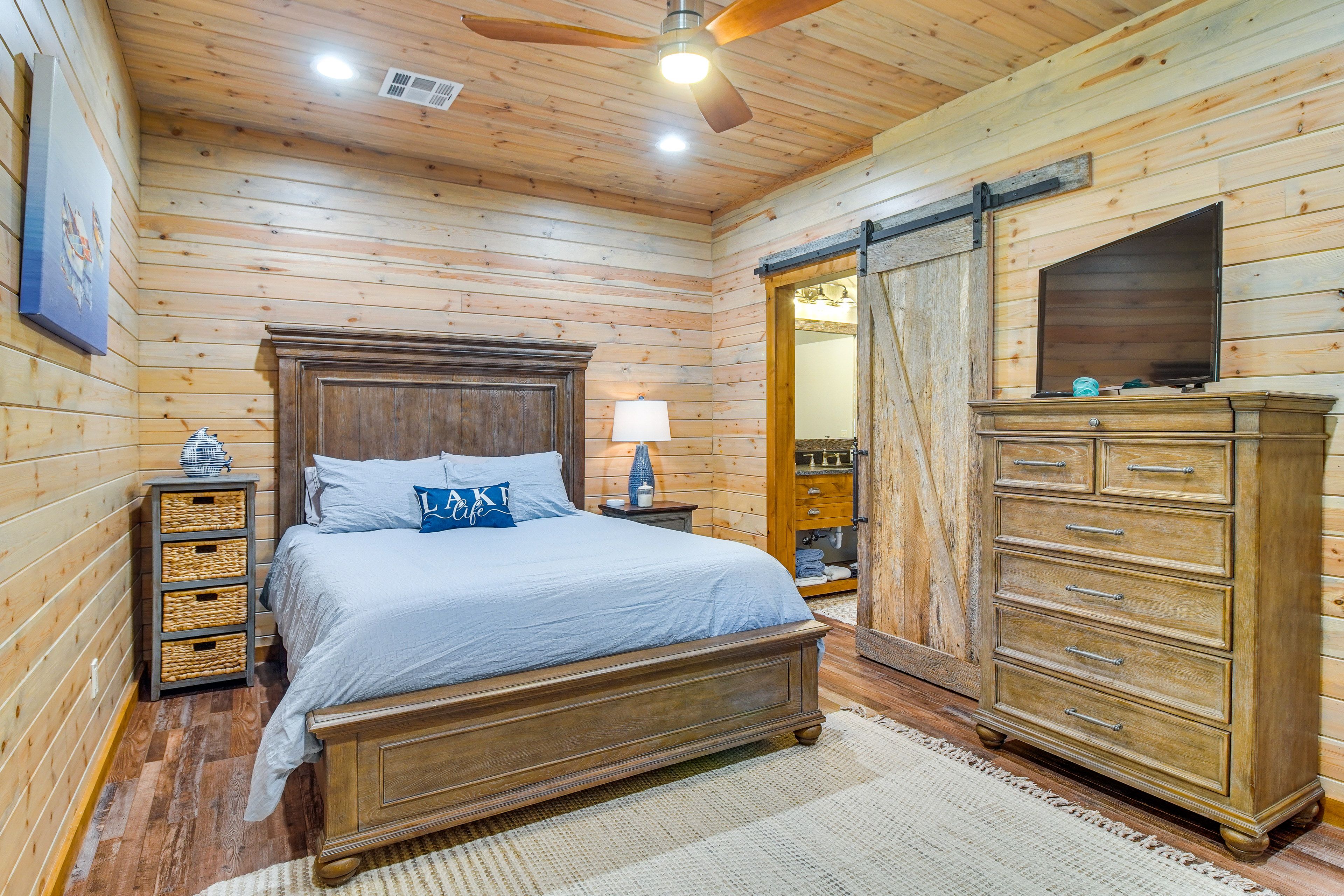 Bedroom 2 | 1st Floor | Queen Bed