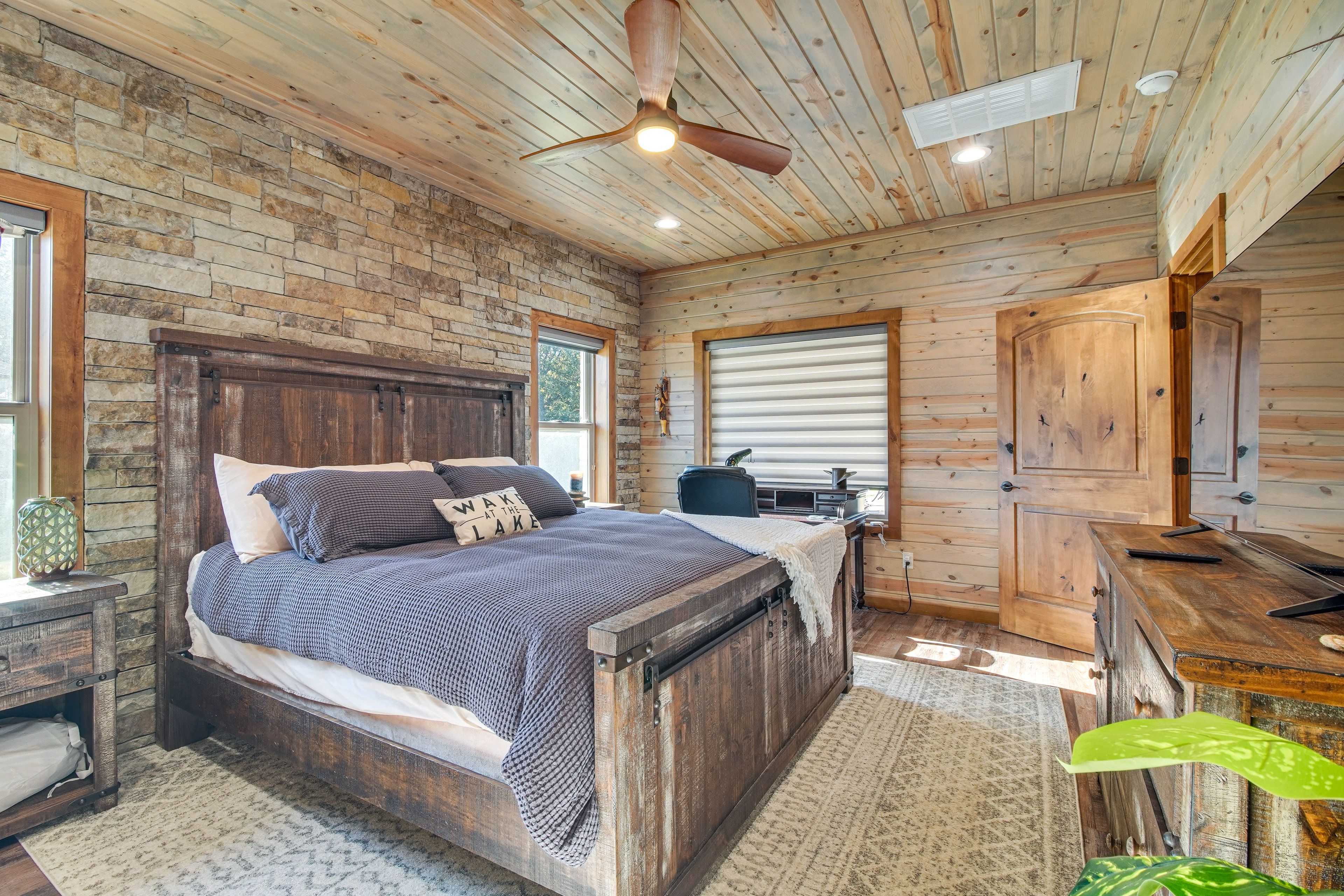 Bedroom 1 | 1st Floor | King Bed | Laptop-Friendly Workspace | Smart TV