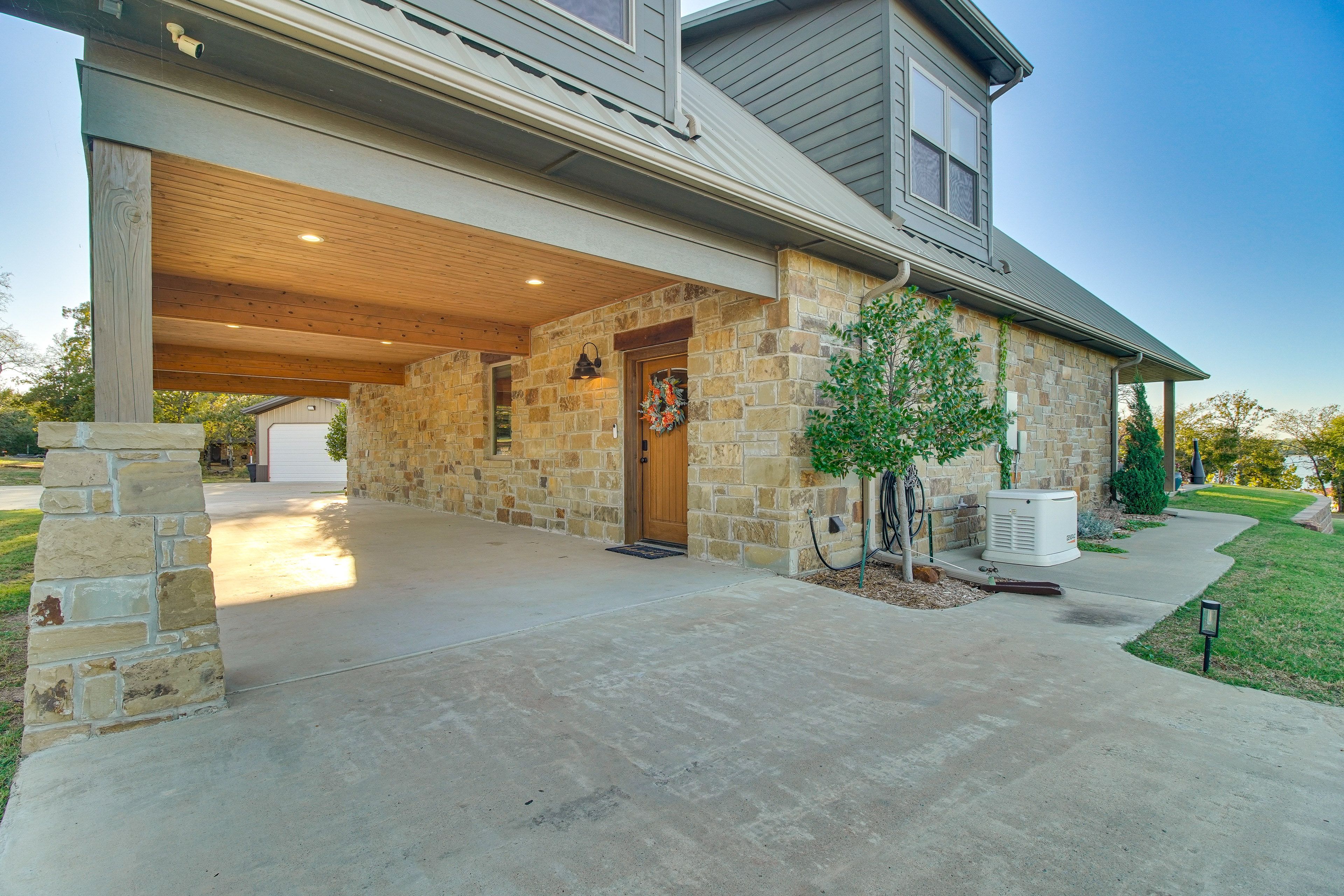 Parking | Driveway (6 Vehicles)