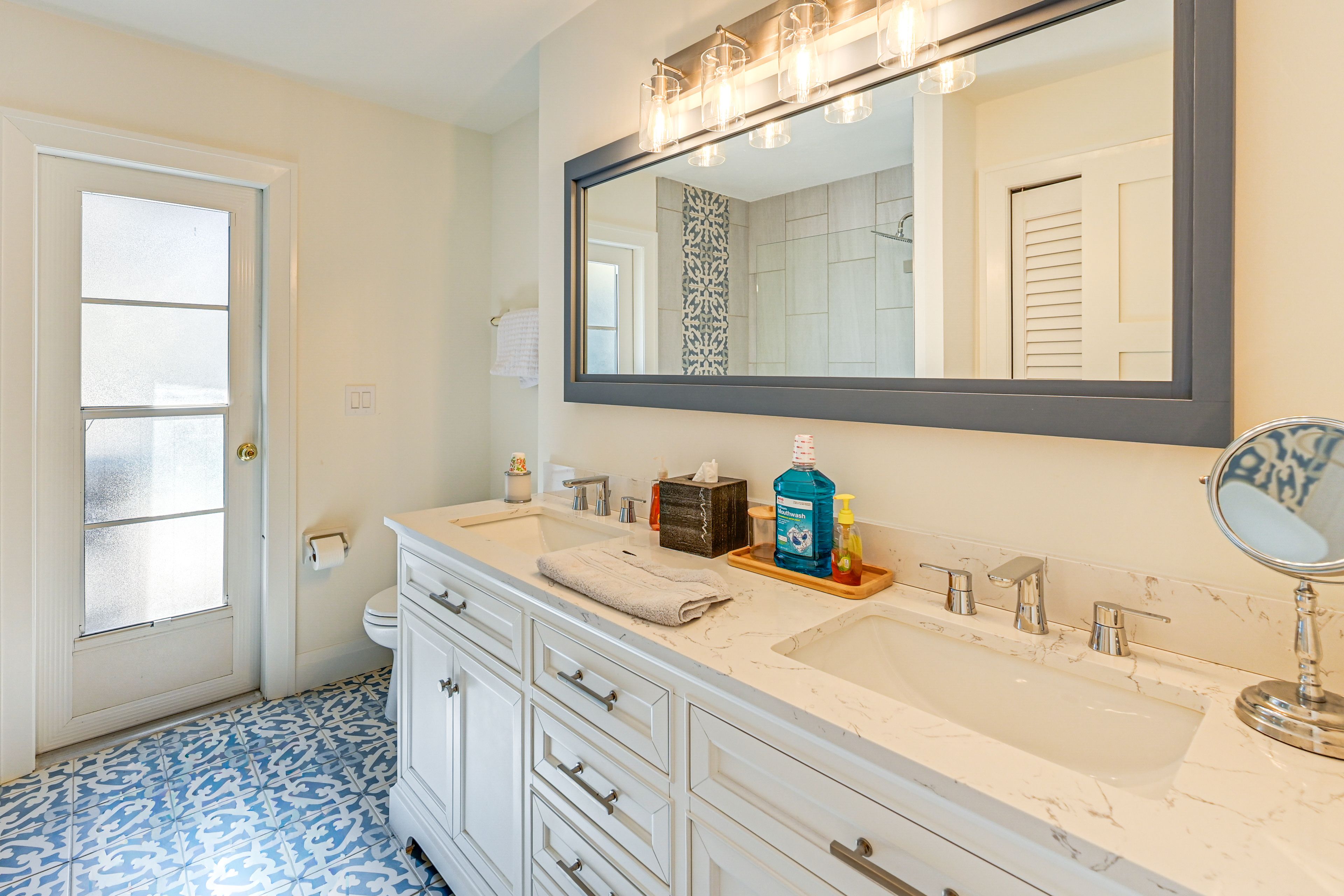 Full Bathroom | Complimentary Toiletries